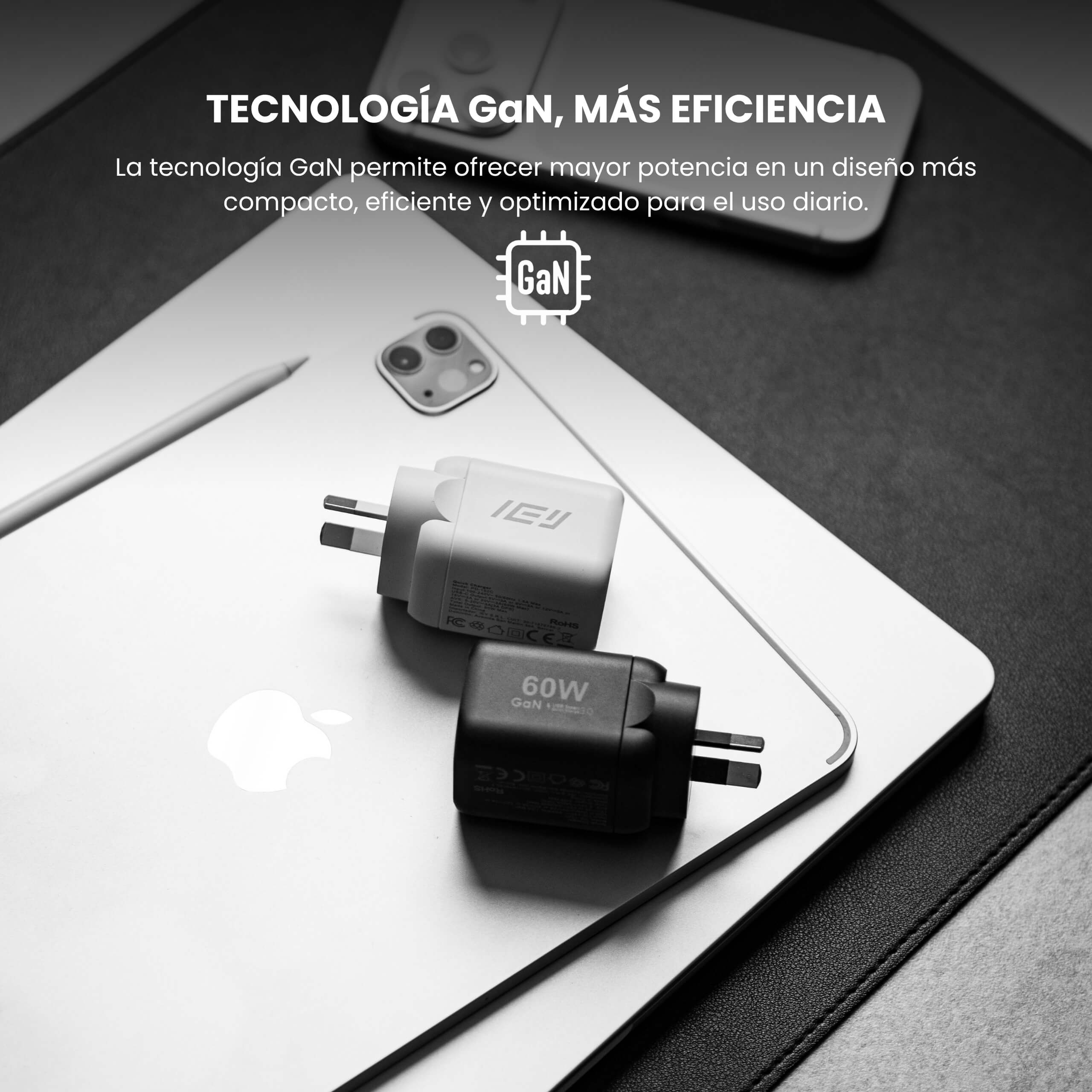 Cargadores GaN USB-C 60W IEY® blanco y negro sobre notebook