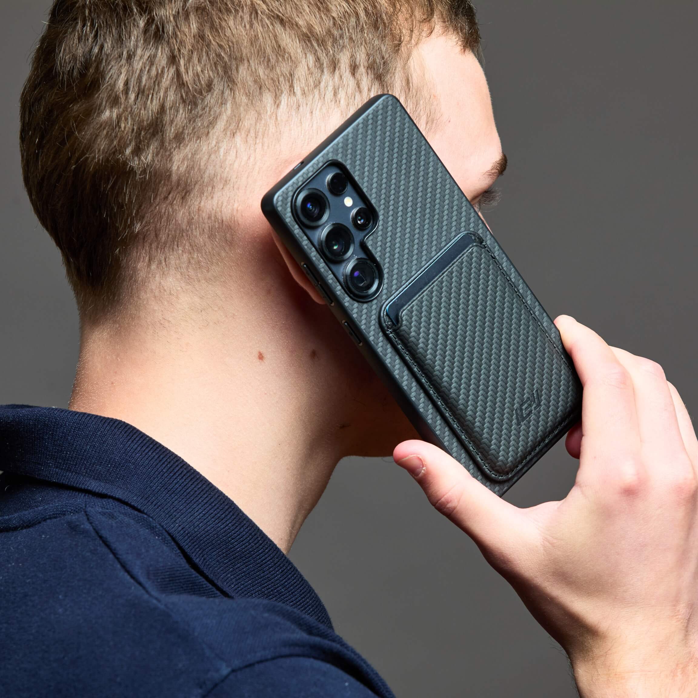 Uso de Samsung con funda MagSafe IEY® negra carbon durante llamada #color_negro