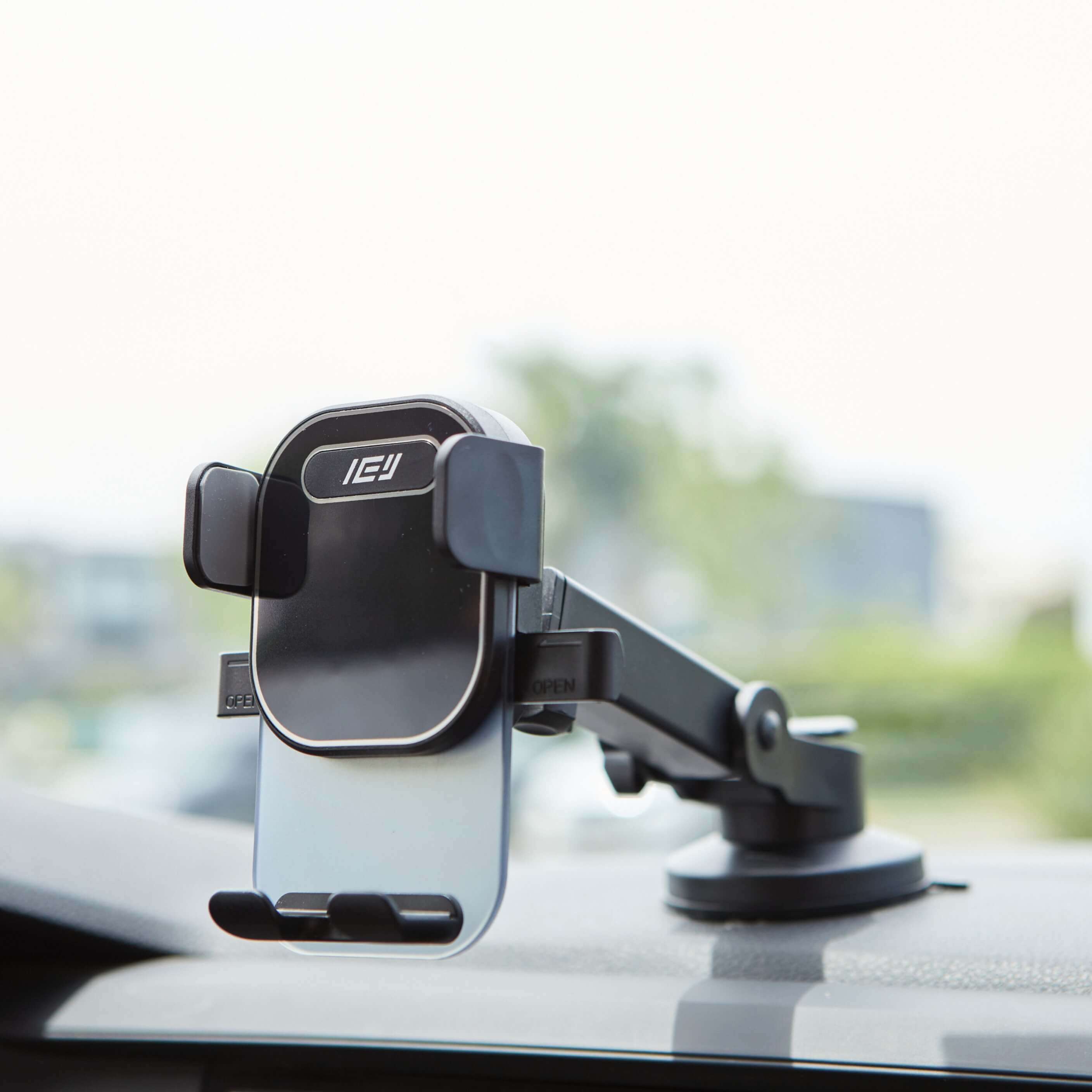 Soporte de Auto con Brazo Extensible IEY fijado en el torpedo, permite visualización cómoda del teléfono mientras manejás