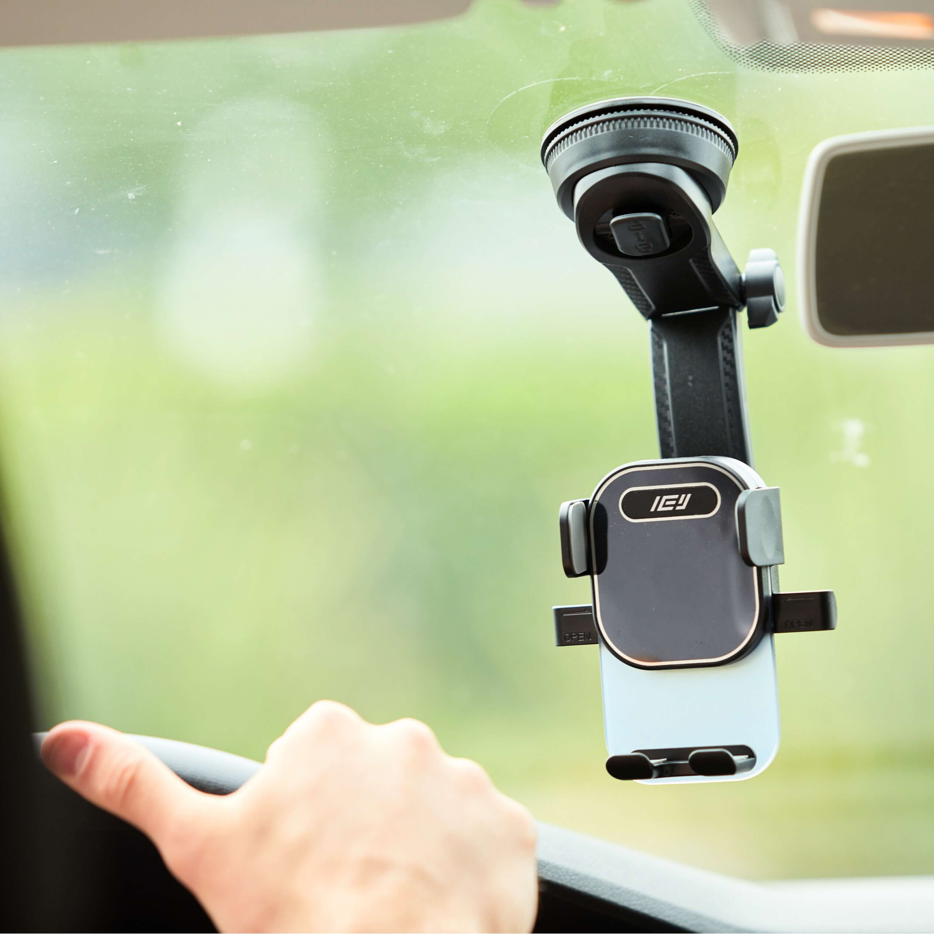 Soporte de Auto con Brazo Extensible IEY fijado en parabrisas, permite visualización cómoda del teléfono mientras manejás