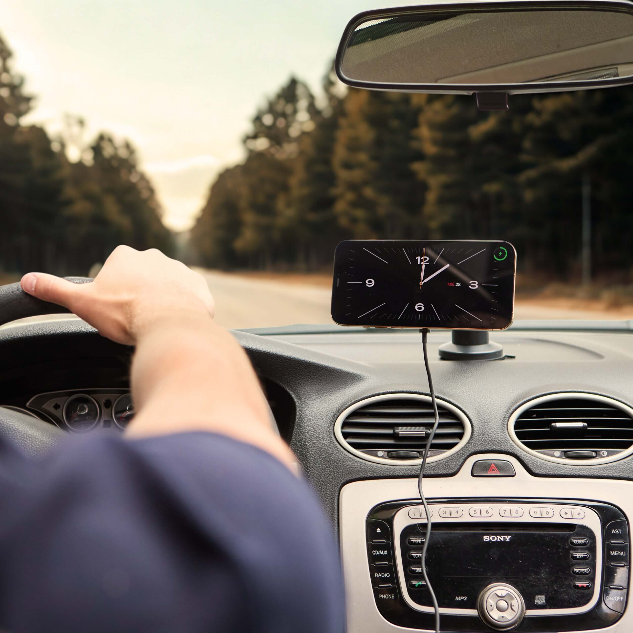 Soporte magnético de auto IEY con iPhone en modo navegación GPS