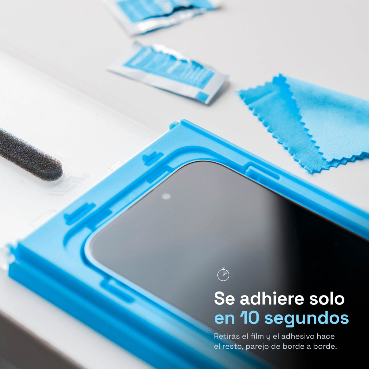 Vidrio templado ApplyFit™ colocado en el aplicador azul de IEY®, con sistema de adhesión uniforme en aproximadamente 10 segundos.