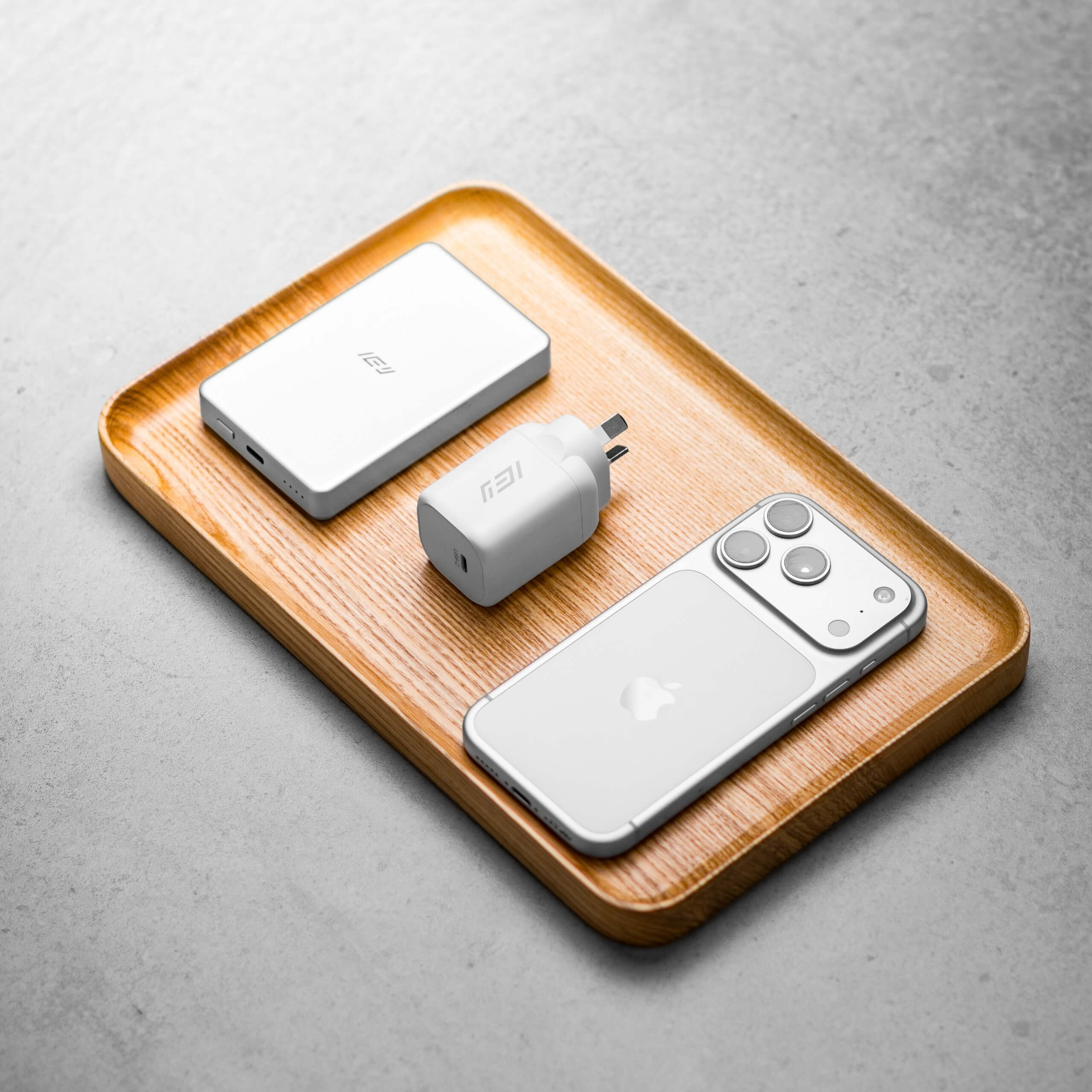 Cargador de pared GaN USB-C 60W IEY® junto a batería portátil y smartphone