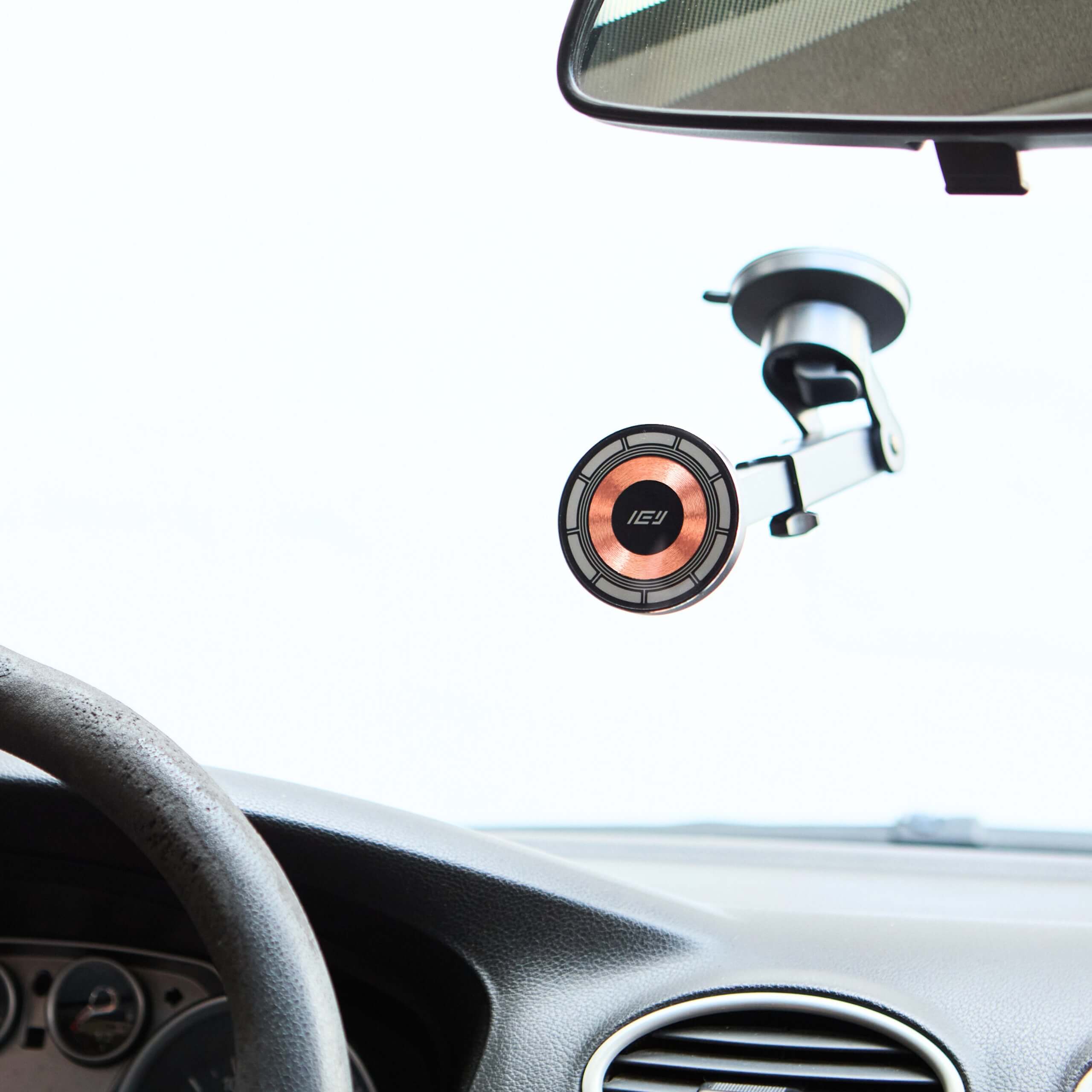 Sistema de fijación con sopapa del cargador inalámbrico IEY para auto