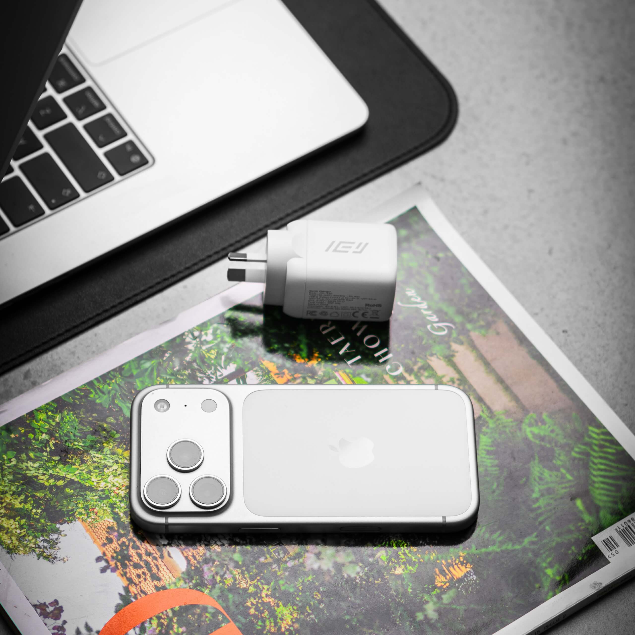 Cargador de pared GaN USB-C 60W IEY® blanco junto a smartphone y notebook