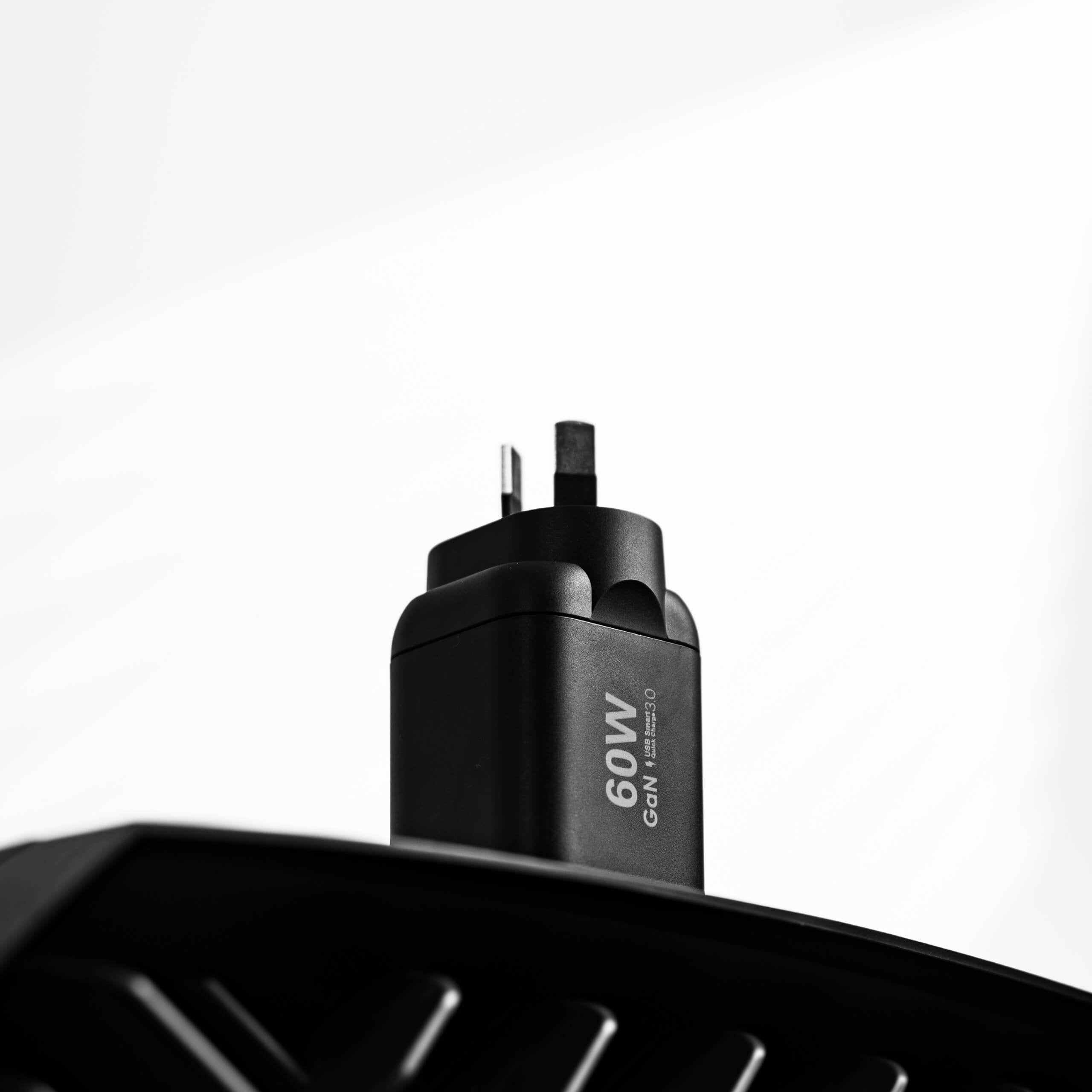 Cargador GaN USB-C 60W IEY® negro con diseño compacto y carga rápida 