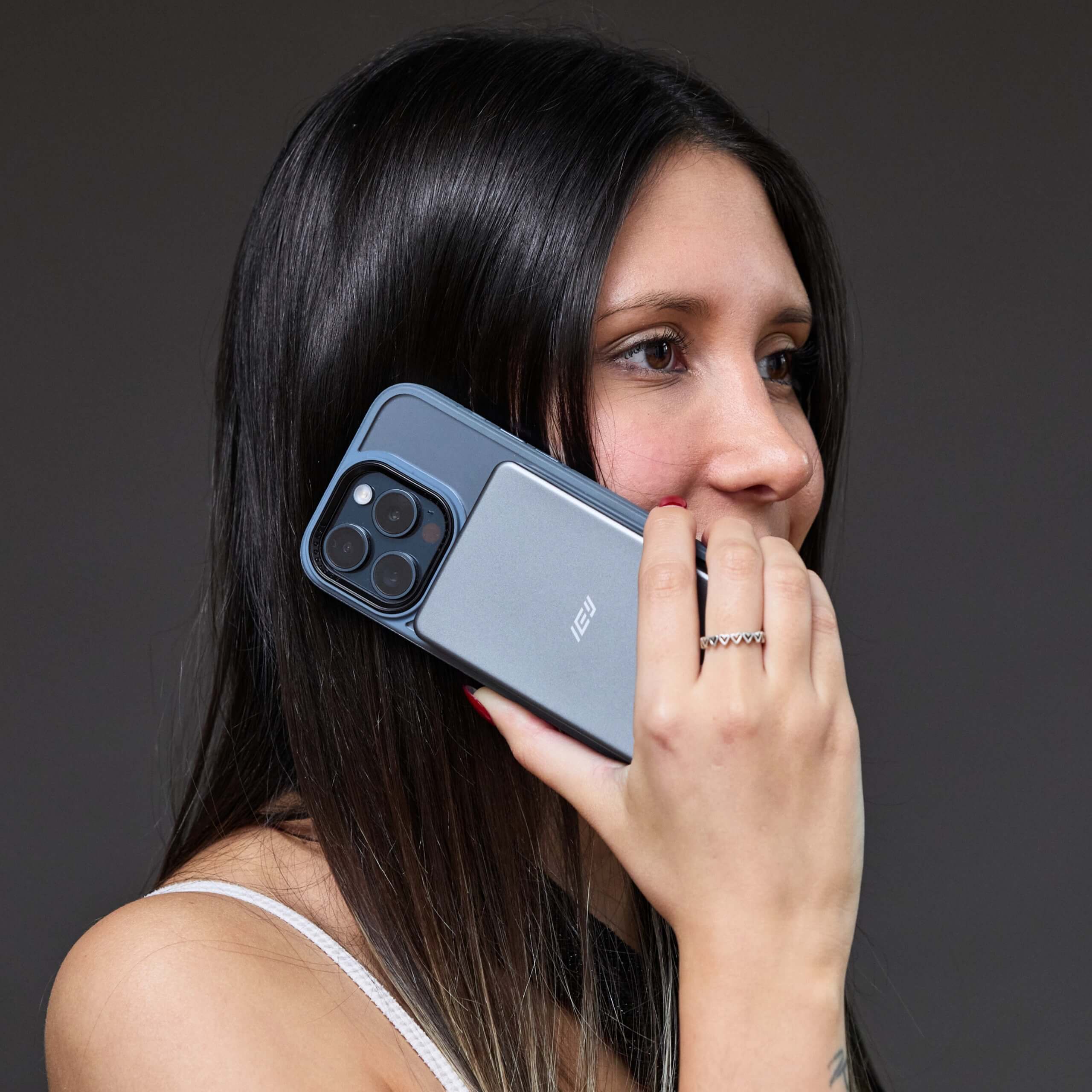 Power Bank MagPower 5000mAh con diseño minimalista y carga inalámbrica para iPhone #color_gris azulado