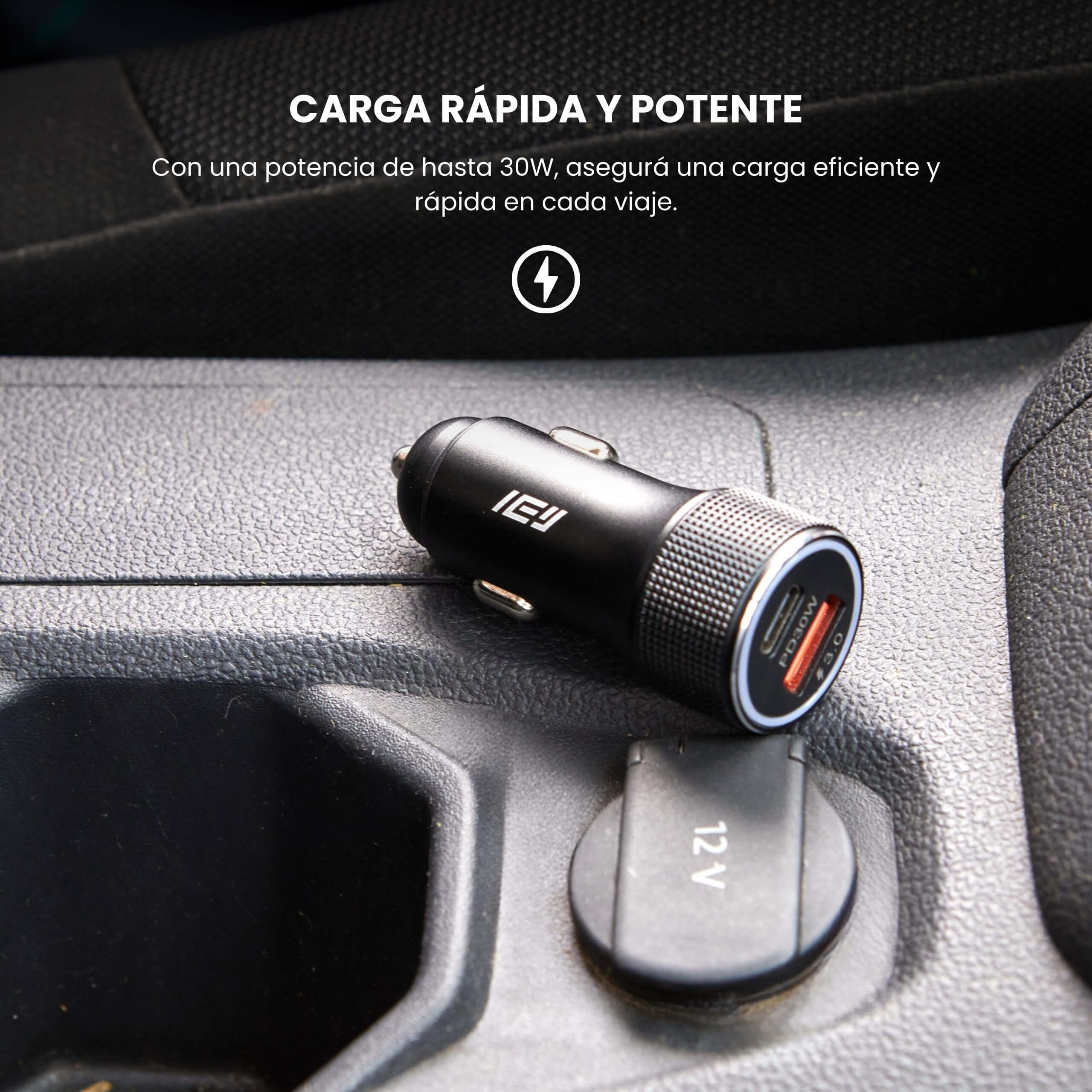 Cargador de auto IEY insertado en toma de corriente, carga rápida y diseño resistente