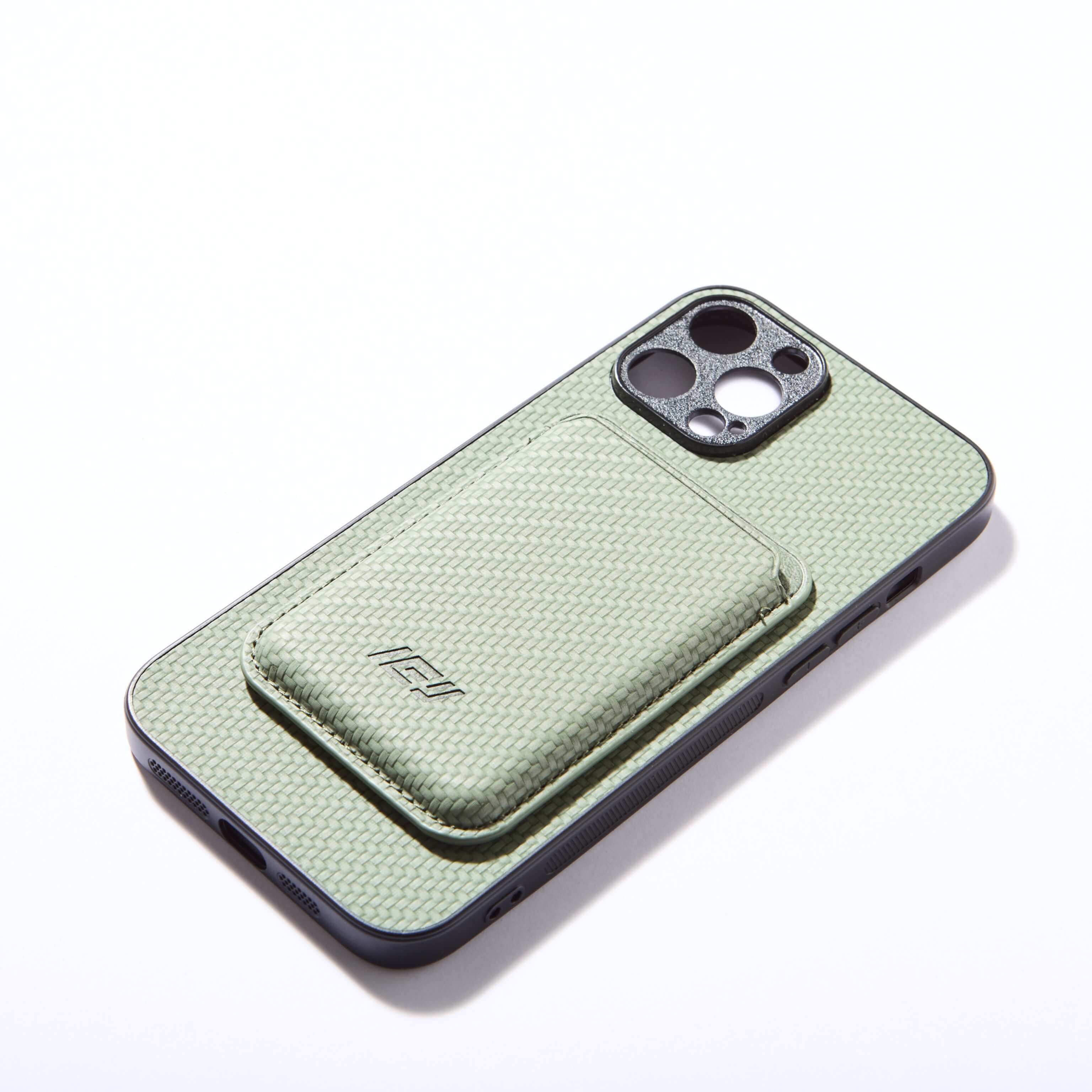 Funda Magsafe con Billetera MagWallet  incluida color verde vista superior. Textura tejida en la cara frontal con logo IEY. #color_verde