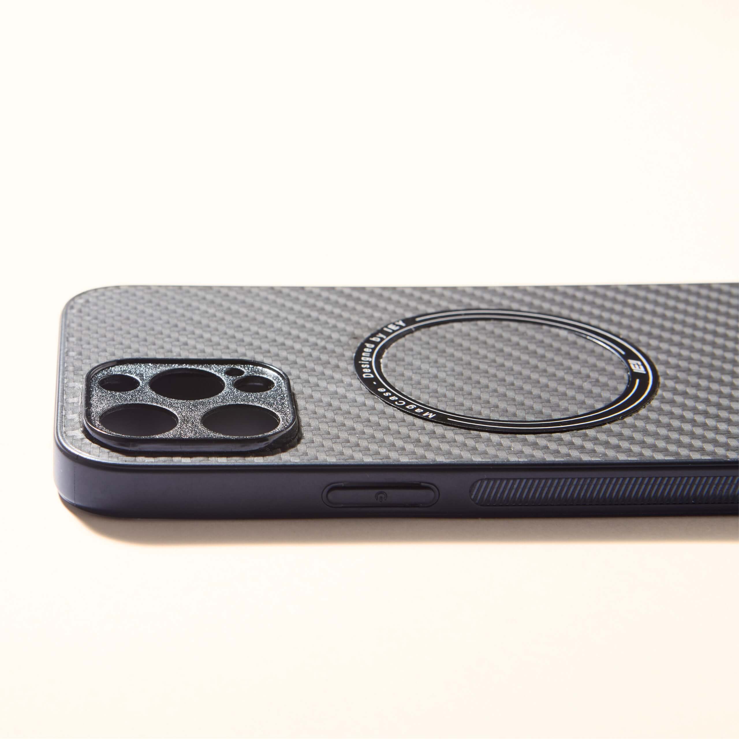 Funda MagSafe Carbon para iPhone vista de perfil.