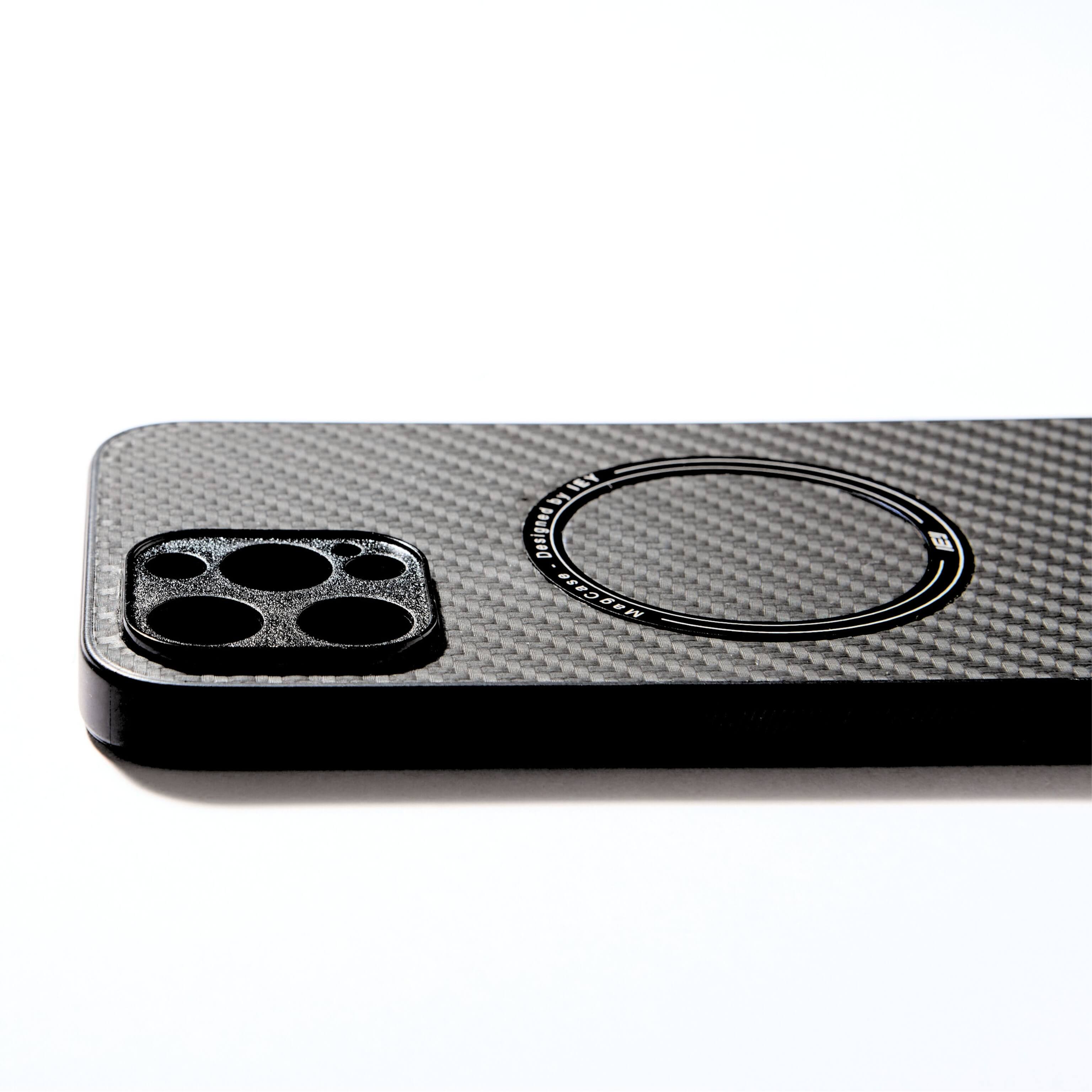 Funda MagSafe negra con textura tipo fibra de carbono, vista lateral con aro imantado grabado y diseño ultraligero #color_negro