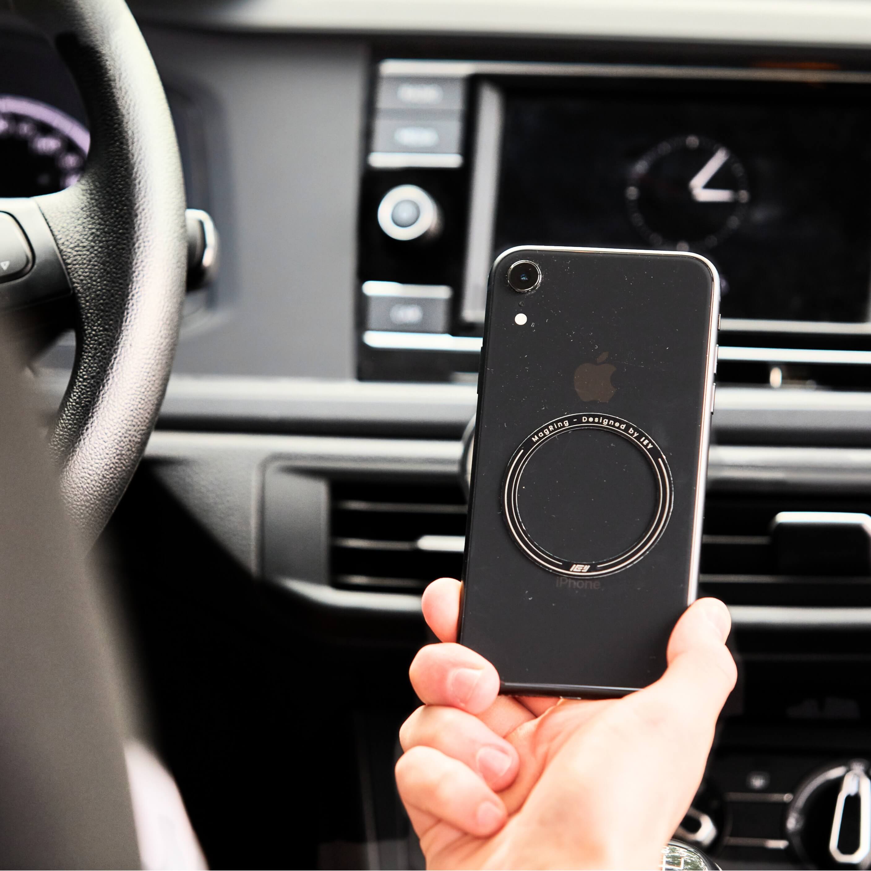 Smartphone con anillo magnético MagRing adherido, mostrando alineación precisa para cargadores inalámbricos