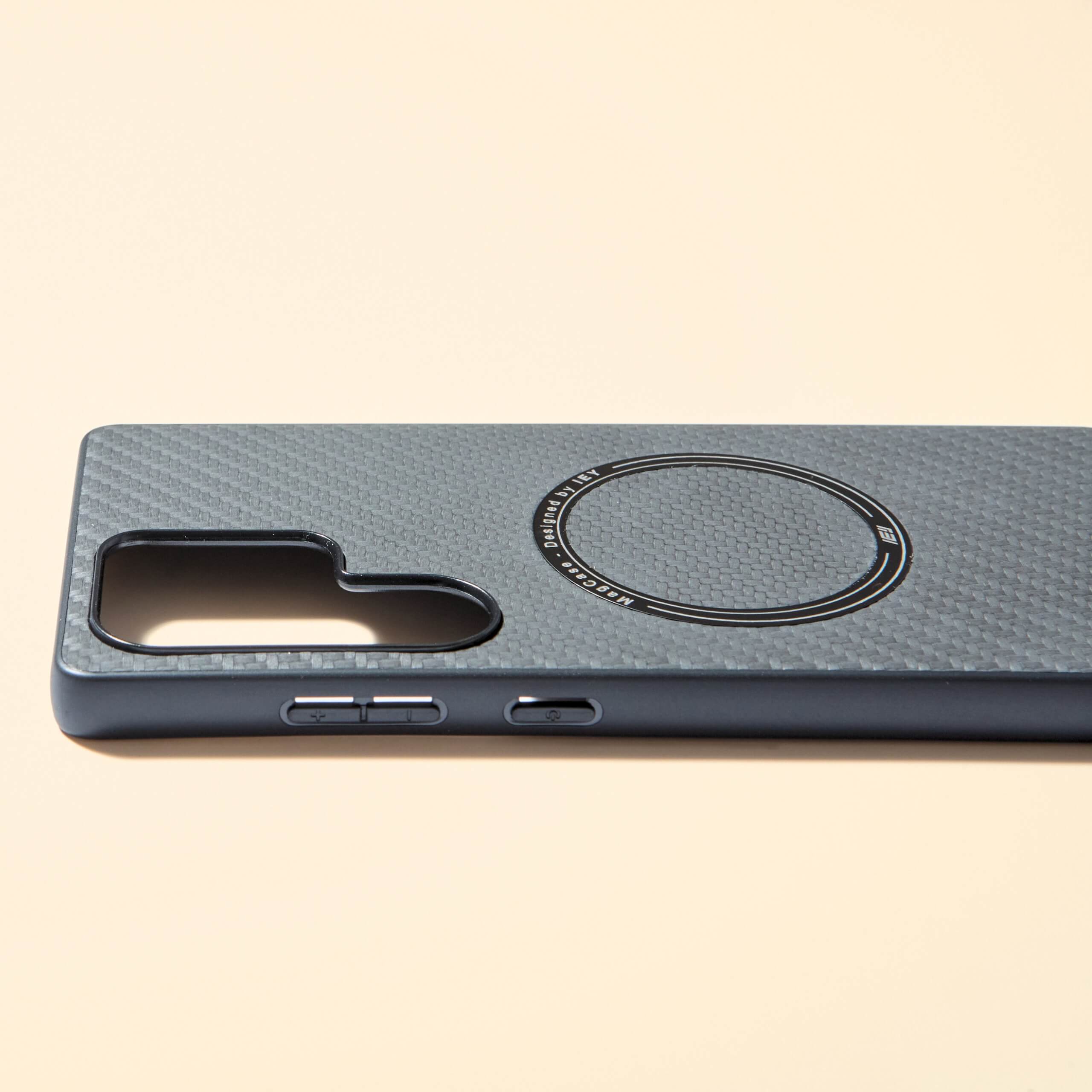 Funda MagSafe Samsung Negra con textura tipo fibra de carbono, vista lateral con aro imantado grabado y diseño ultraligero #color_negro