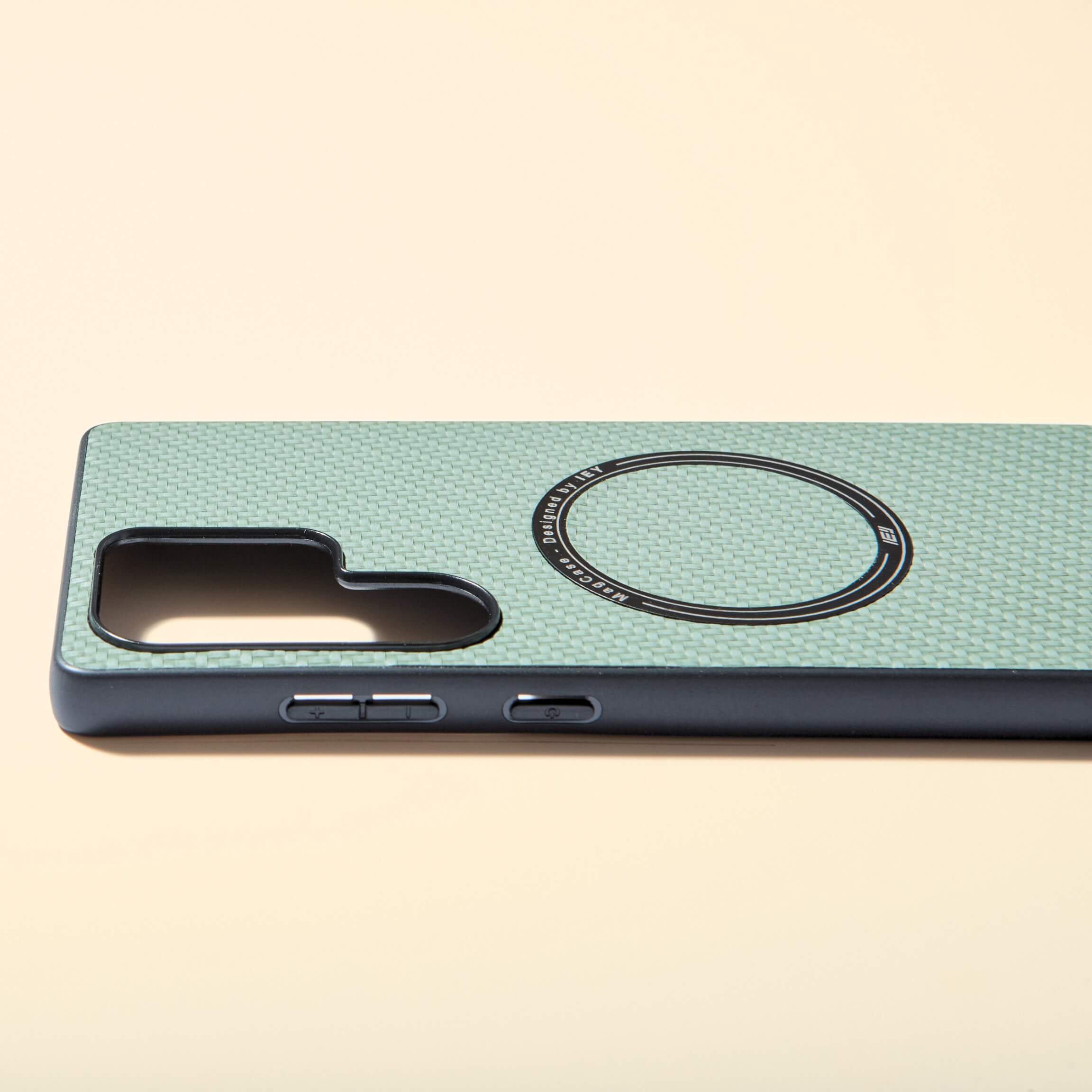 Funda MagSafe Samsung verde con textura tipo fibra de carbono, vista lateral con aro imantado grabado y diseño ultraligero #color_verde