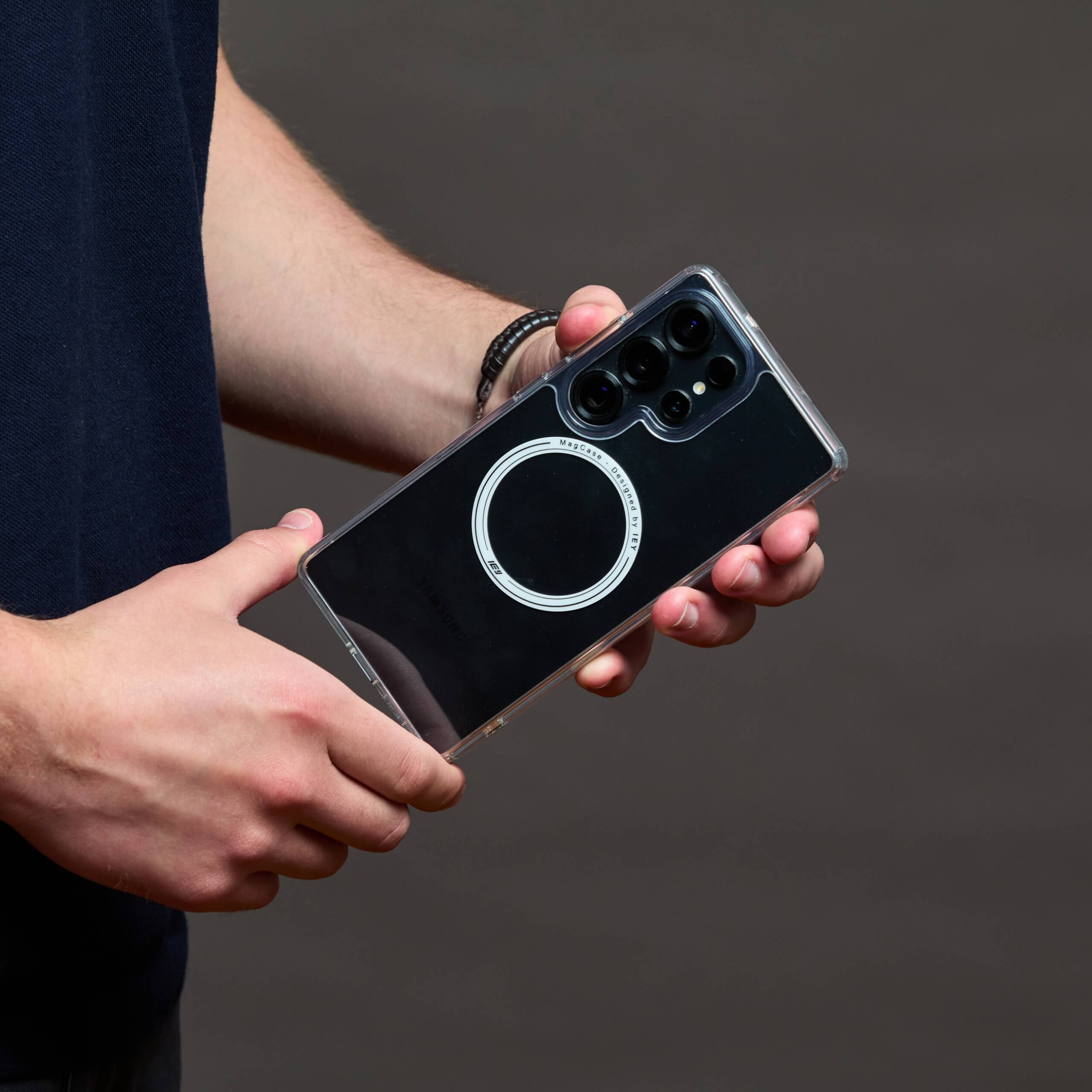 Persona sosteniendo Samsung con funda MagSafe IEY transparente
