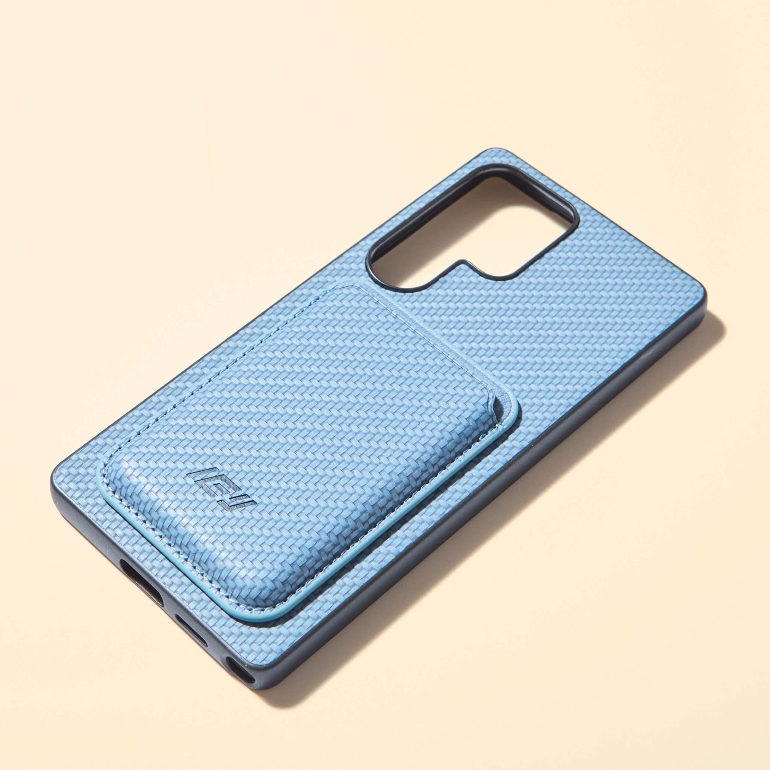 Combo MagSafe azul claro con funda y billetera, sobre fondo blanco, destacando diseño minimalista. #color_azul