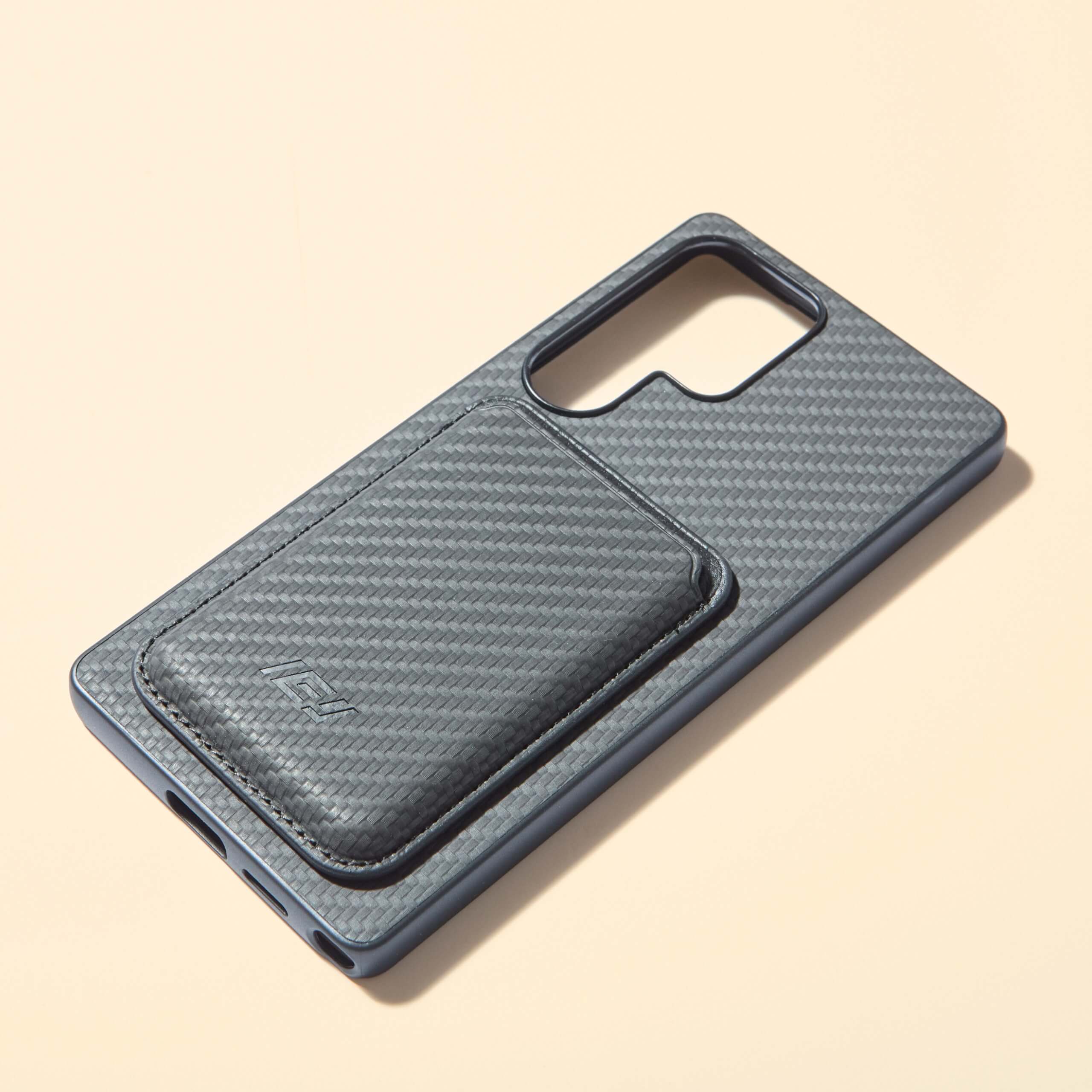 Funda MagSafe IEY® negra carbon con wallet magnético, vista producto #color_negro