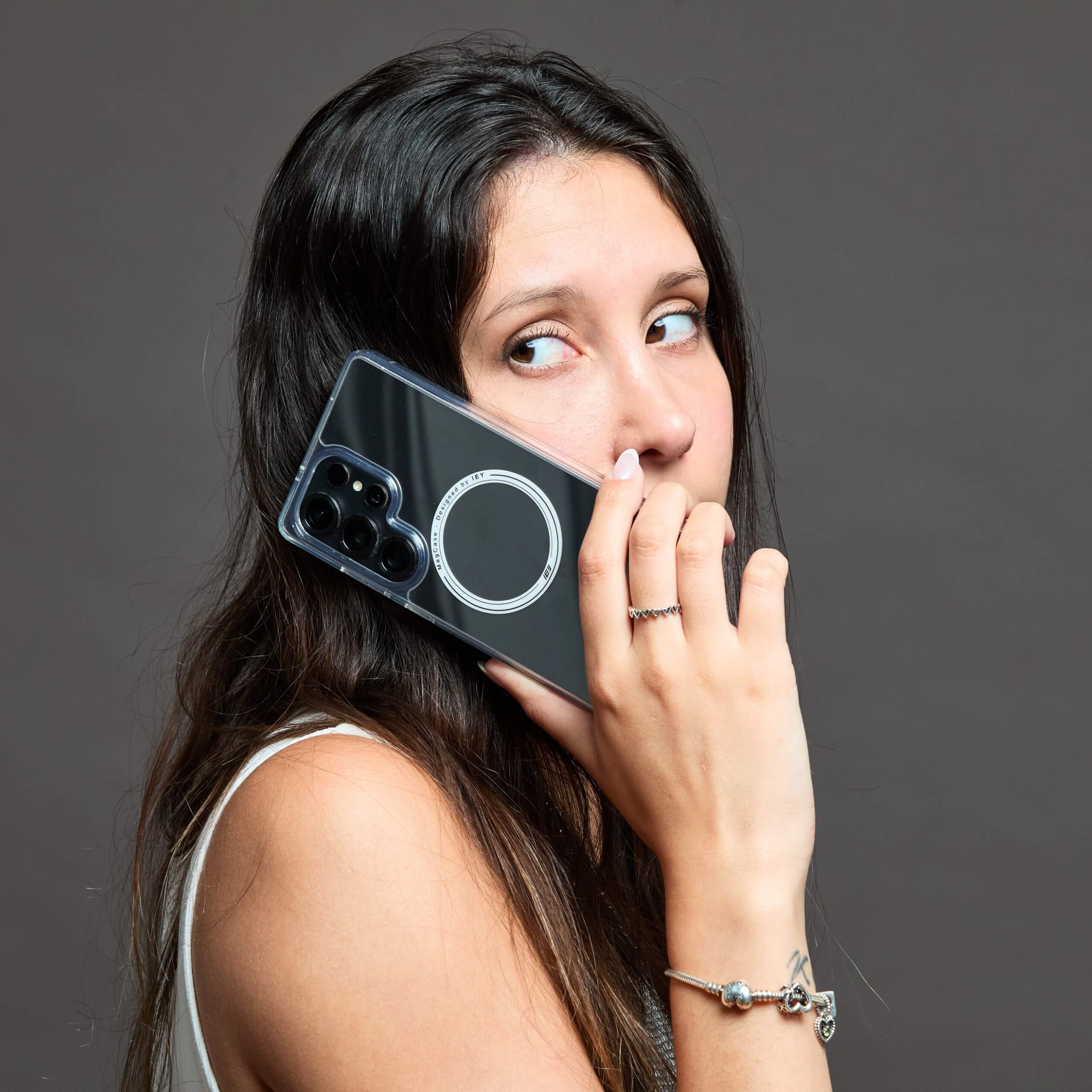 Uso real funda MagSafe IEY transparente en Samsung, llamada telefónica