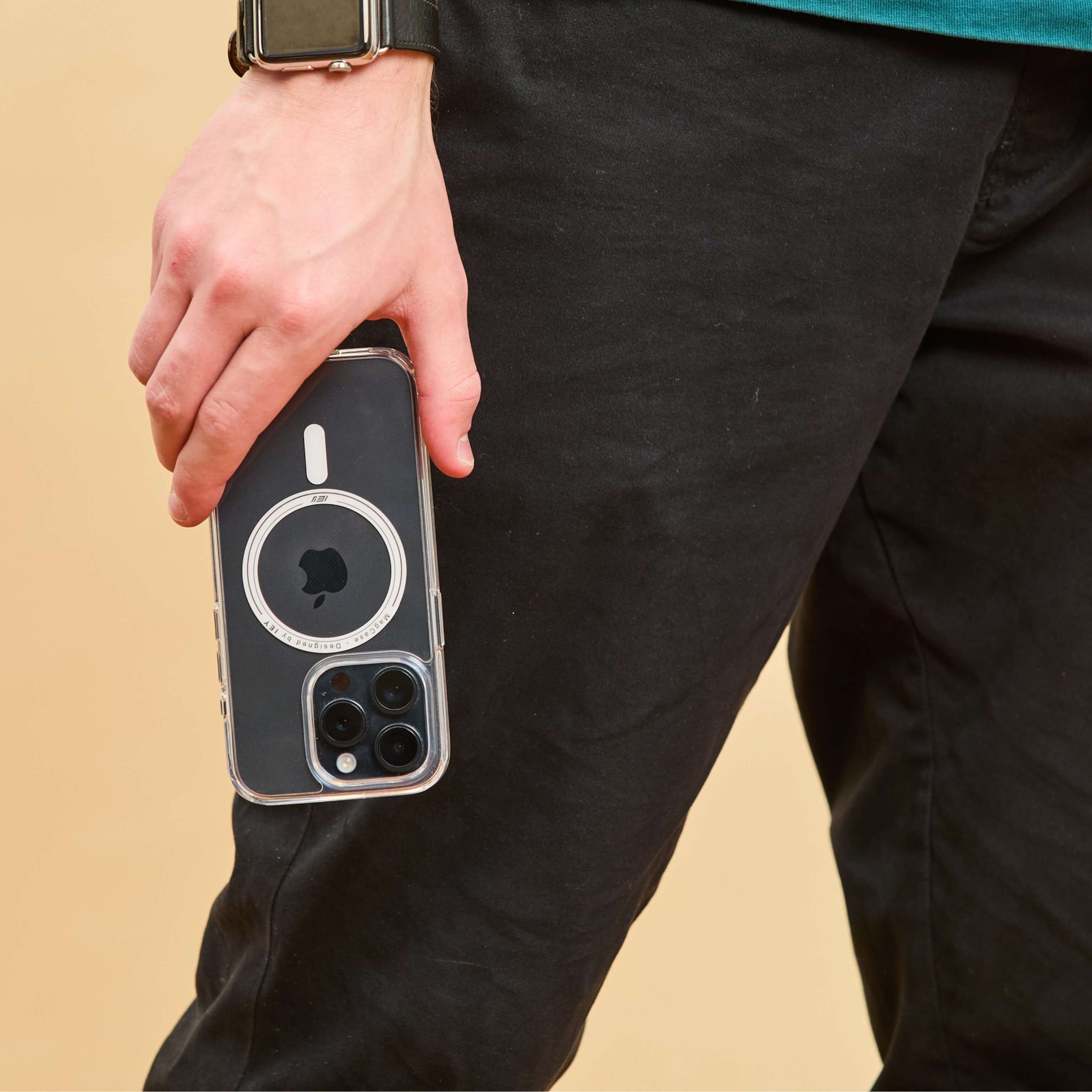 Persona guardando iPhone con funda MagSafe en el bolsillo trasero
