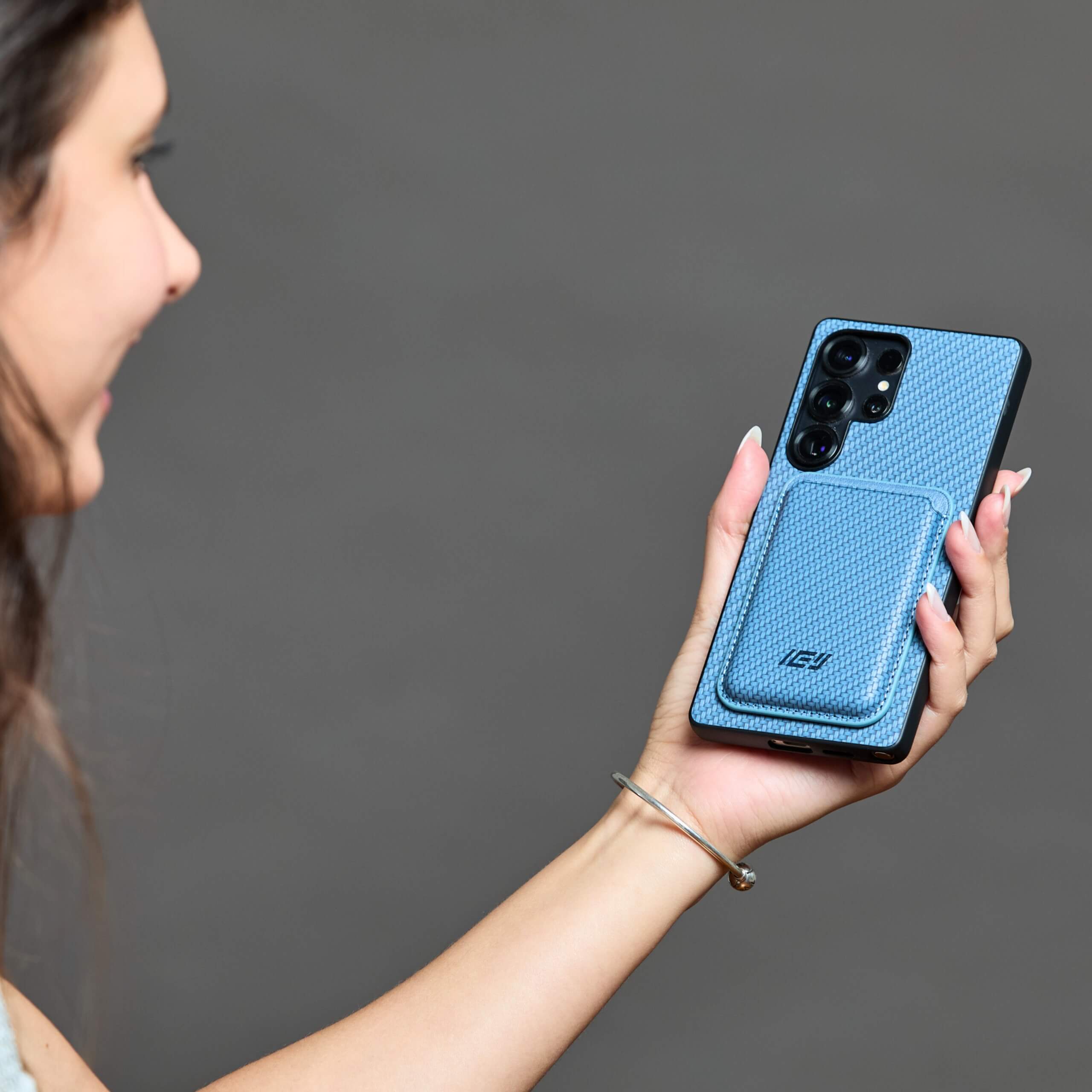 Funda MagSafe IEY® azul carbon en Samsung, vista lateral en mano #color_azul