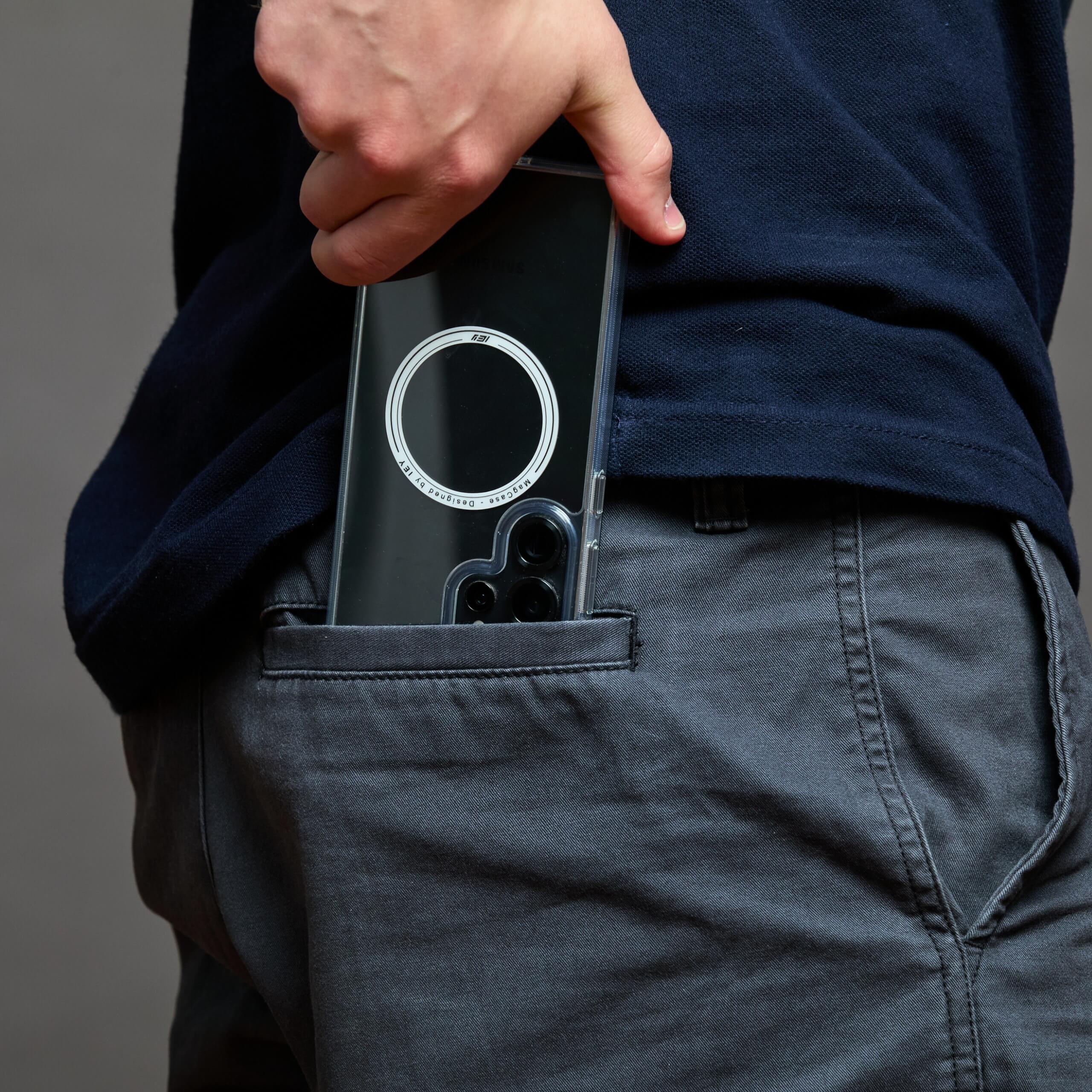 Samsung con funda MagSafe IEY transparente en uso diario, vista trasera