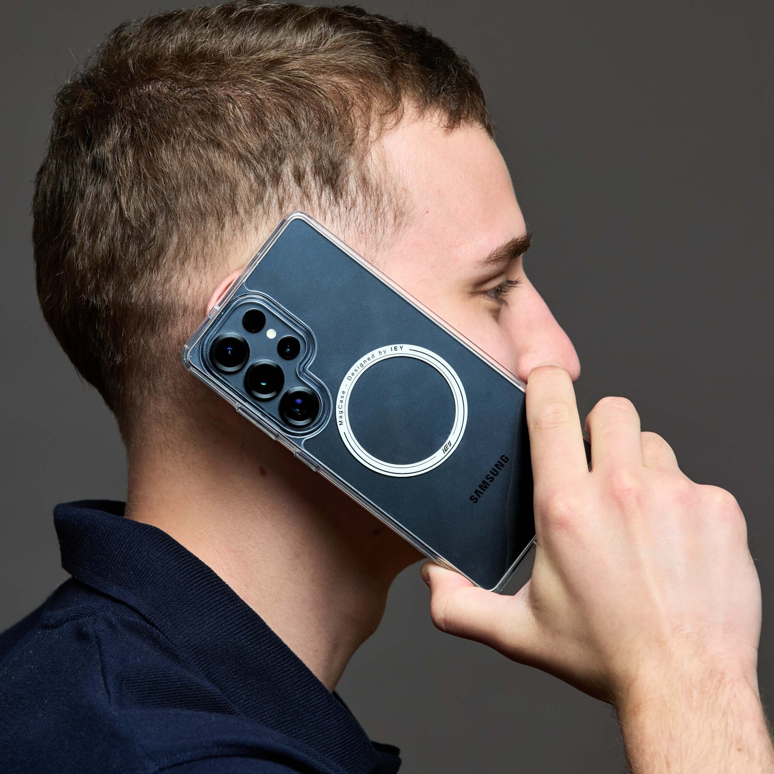 Uso real de funda MagSafe IEY transparente en Samsung, perfil lateral