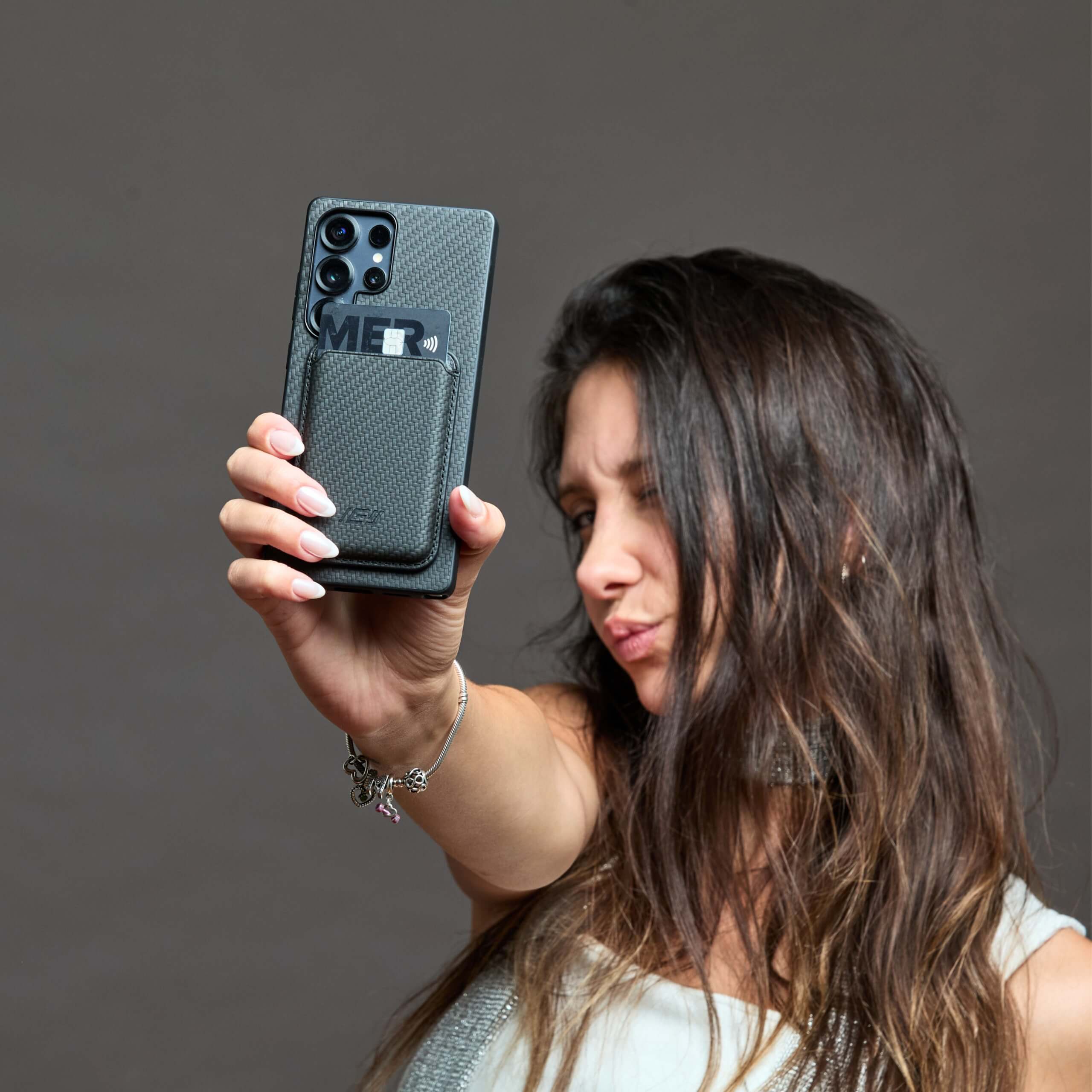 Presentación de funda MagSafe IEY® negra carbon en Samsung #color_negro