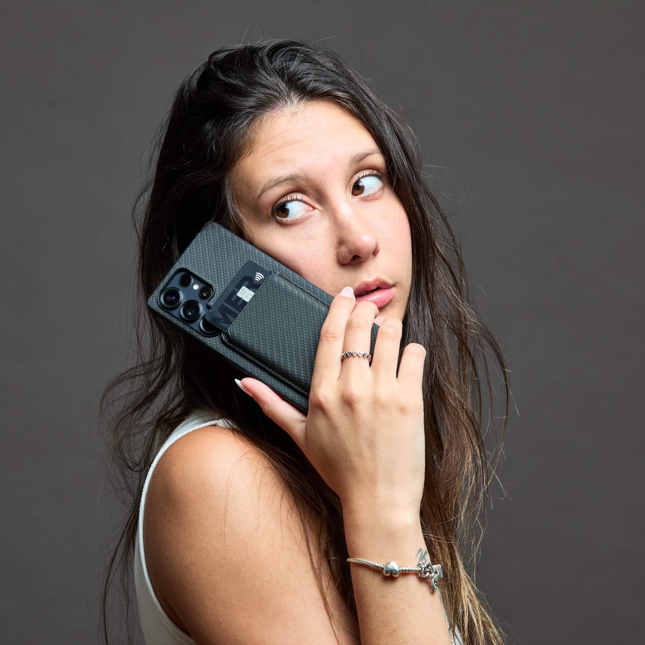 Persona usando Samsung con funda MagSafe IEY® negra carbon #color_negro