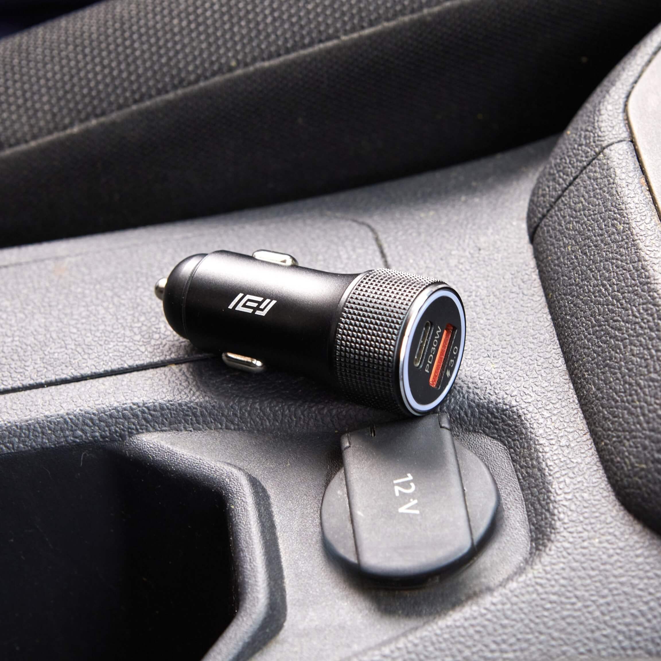 Conector USB-C Cargador de Auto IEY de 30W con doble puerto USB-A y USB-C para carga rápida en el vehículo