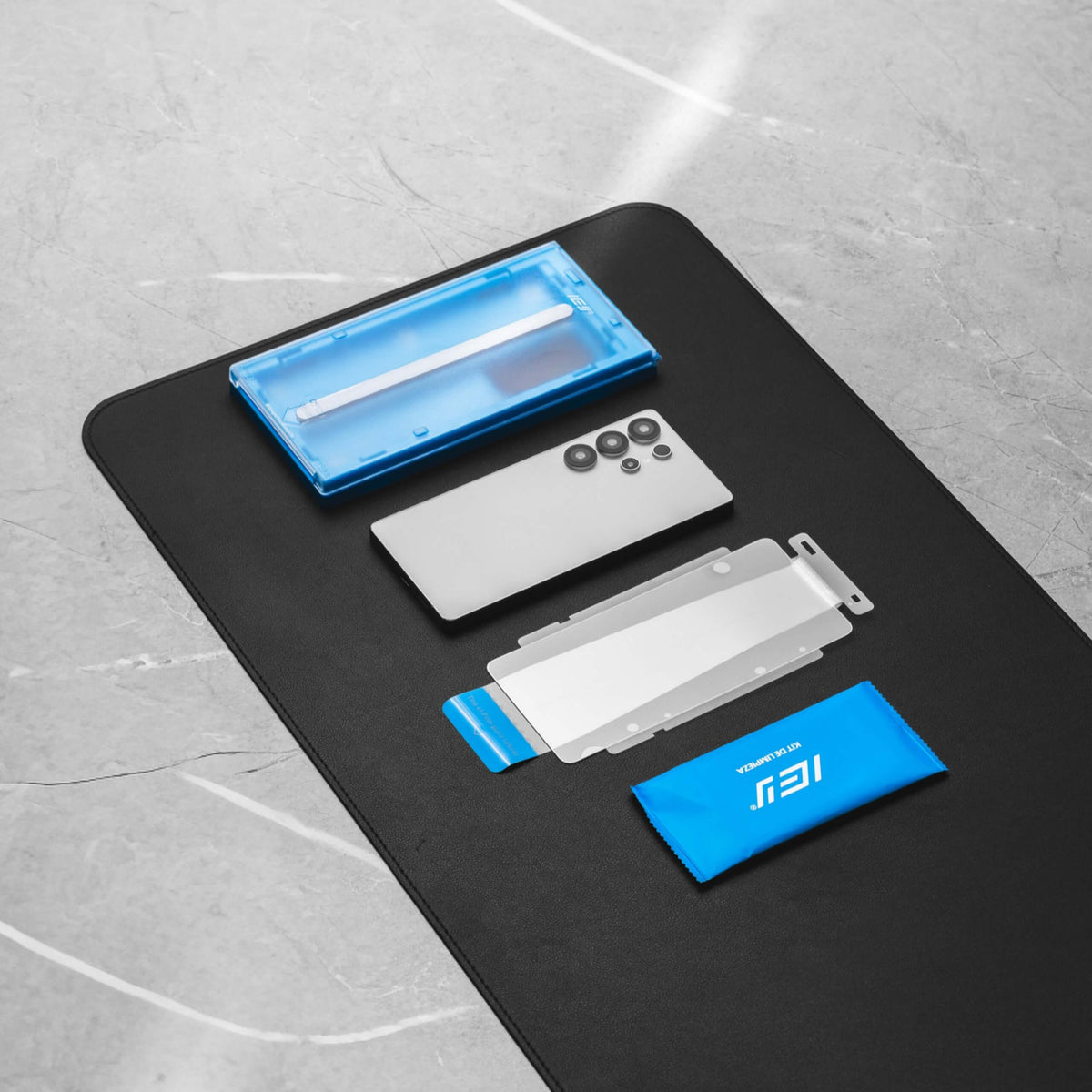 Kit de limpieza ApplyFit™ para Samsung Galaxy con aplicador azul, paño húmedo y accesorios para preparar la pantalla antes de instalar el vidrio.