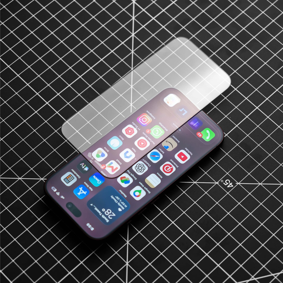 Vidrio templado transparente ApplyFit™ de IEY® sobre un iPhone, fabricado en aluminosilicato de 0,33 mm y con 92 % de transparencia.