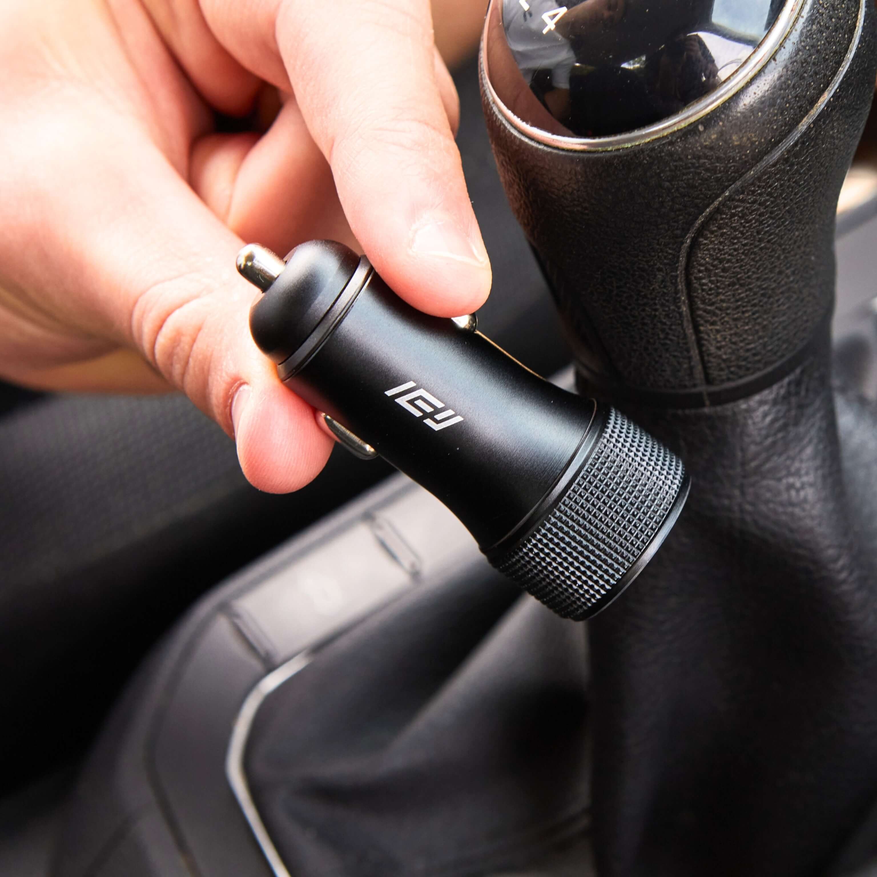 Conector USB-C Cargador de Auto IEY de 30W con doble puerto USB-A y USB-C para carga rápida en el vehículo
