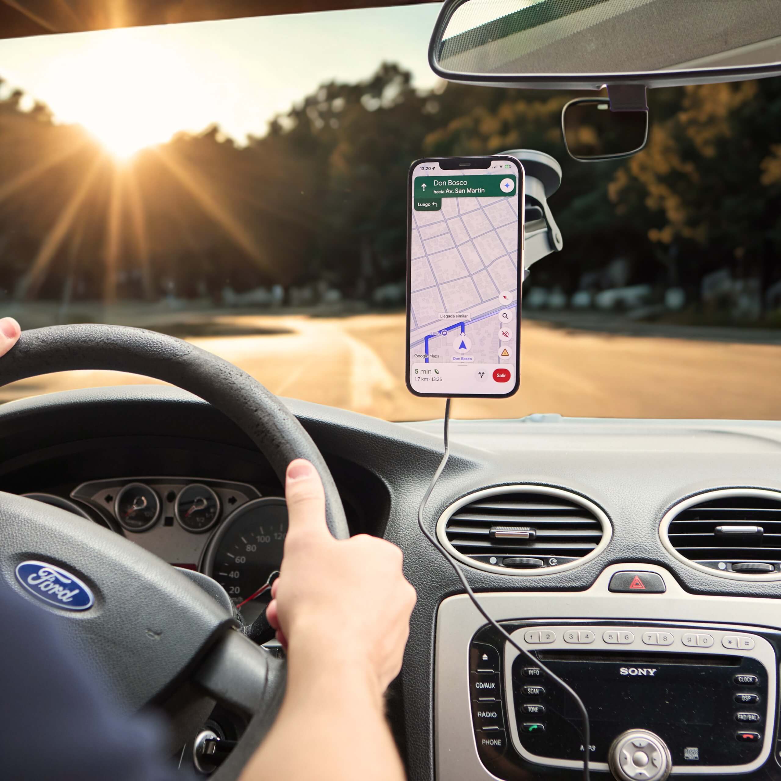 Cargador inalámbrico para auto IEY con MagSafe en uso conduciendo