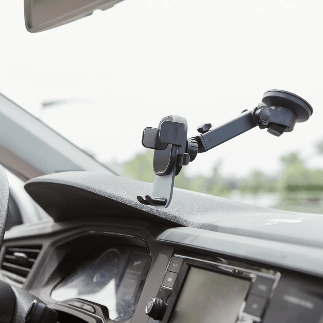 Soporte de Auto con Brazo Extensible IEY fijado en parabrisas, permite visualización cómoda del teléfono mientras manejás