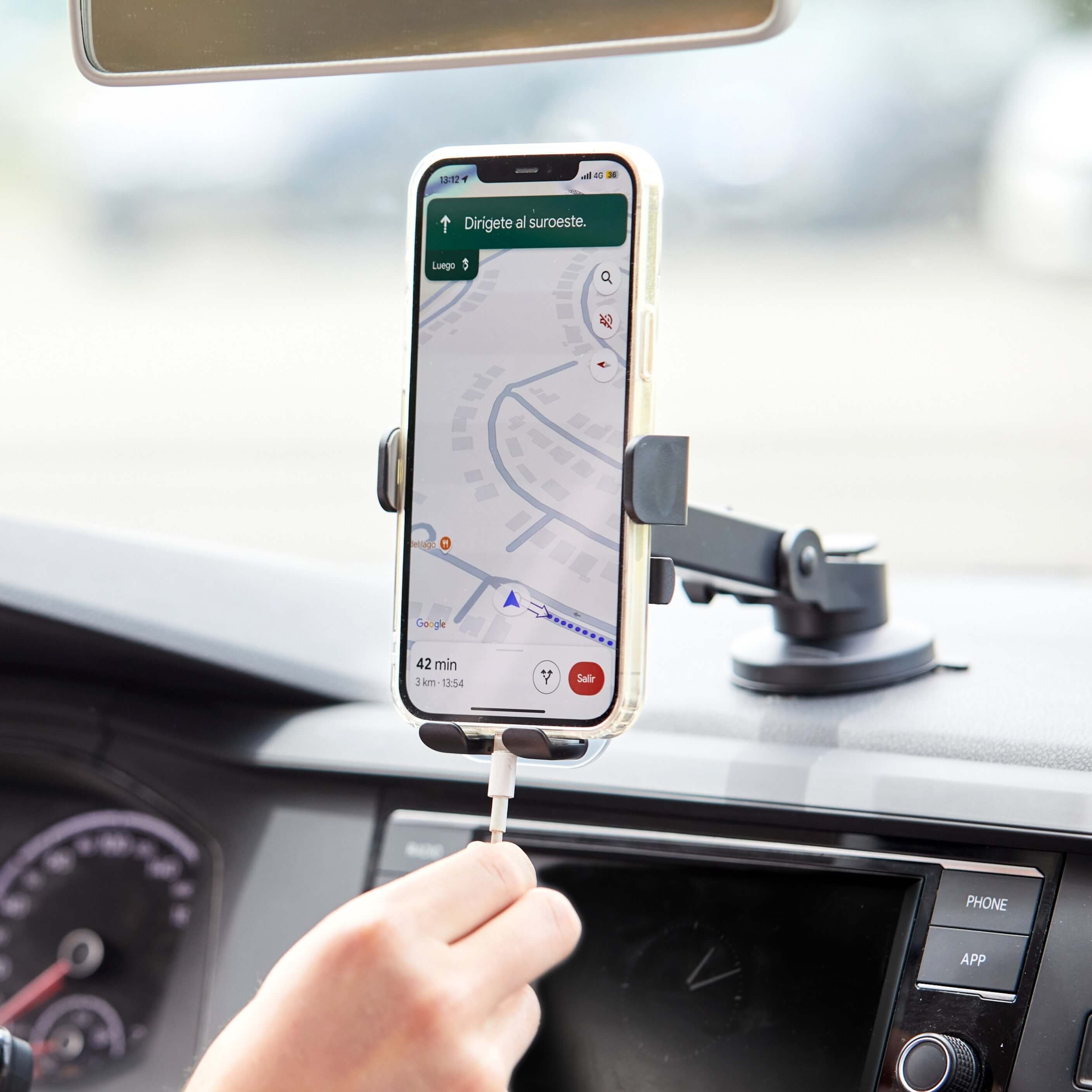 Soporte de Auto con Brazo Extensible IEY fijado en torpedo, permite visualización cómoda del teléfono mientras manejás