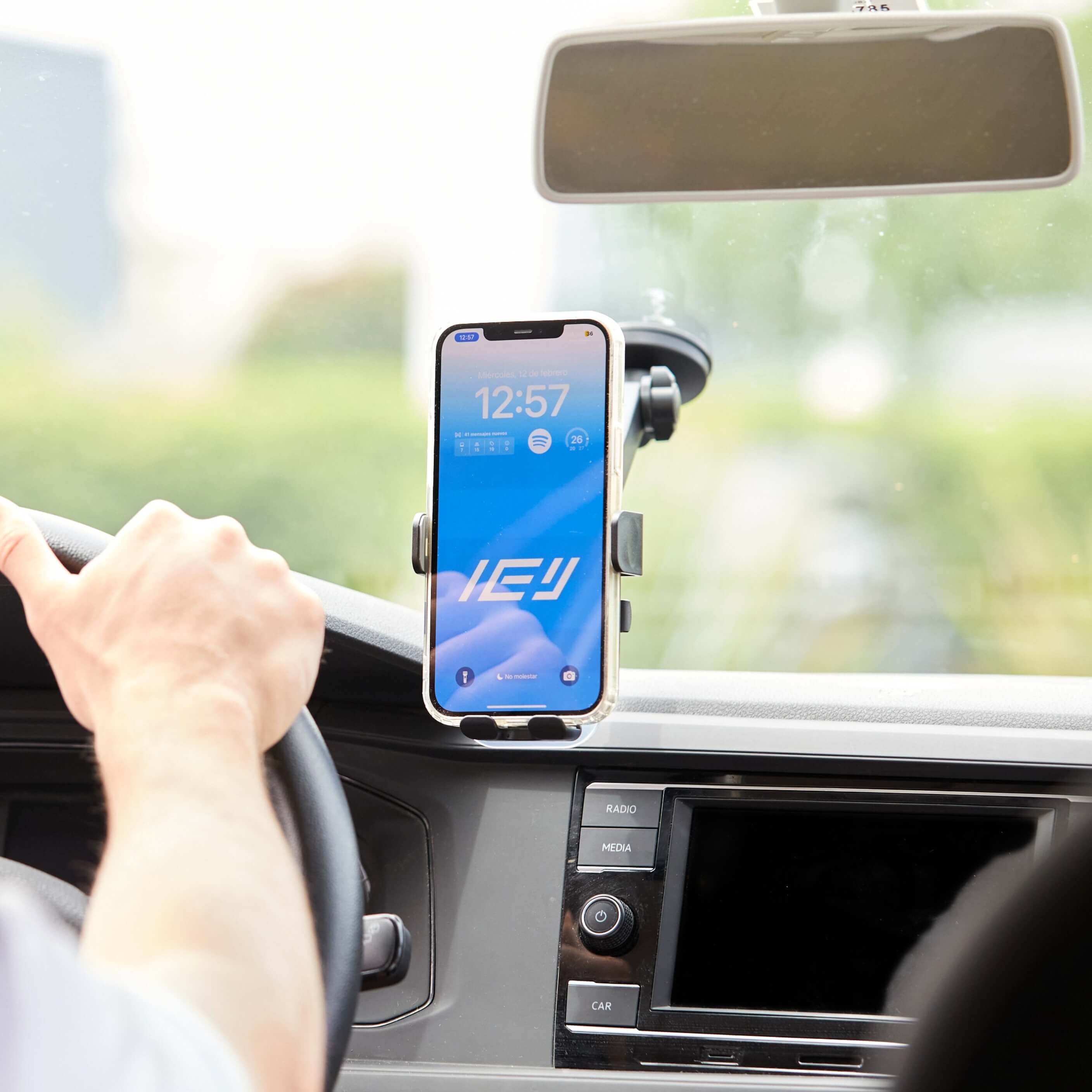 Soporte de Auto con Brazo Extensible IEY fijado en parabrisas, permite visualización cómoda del teléfono mientras manejás