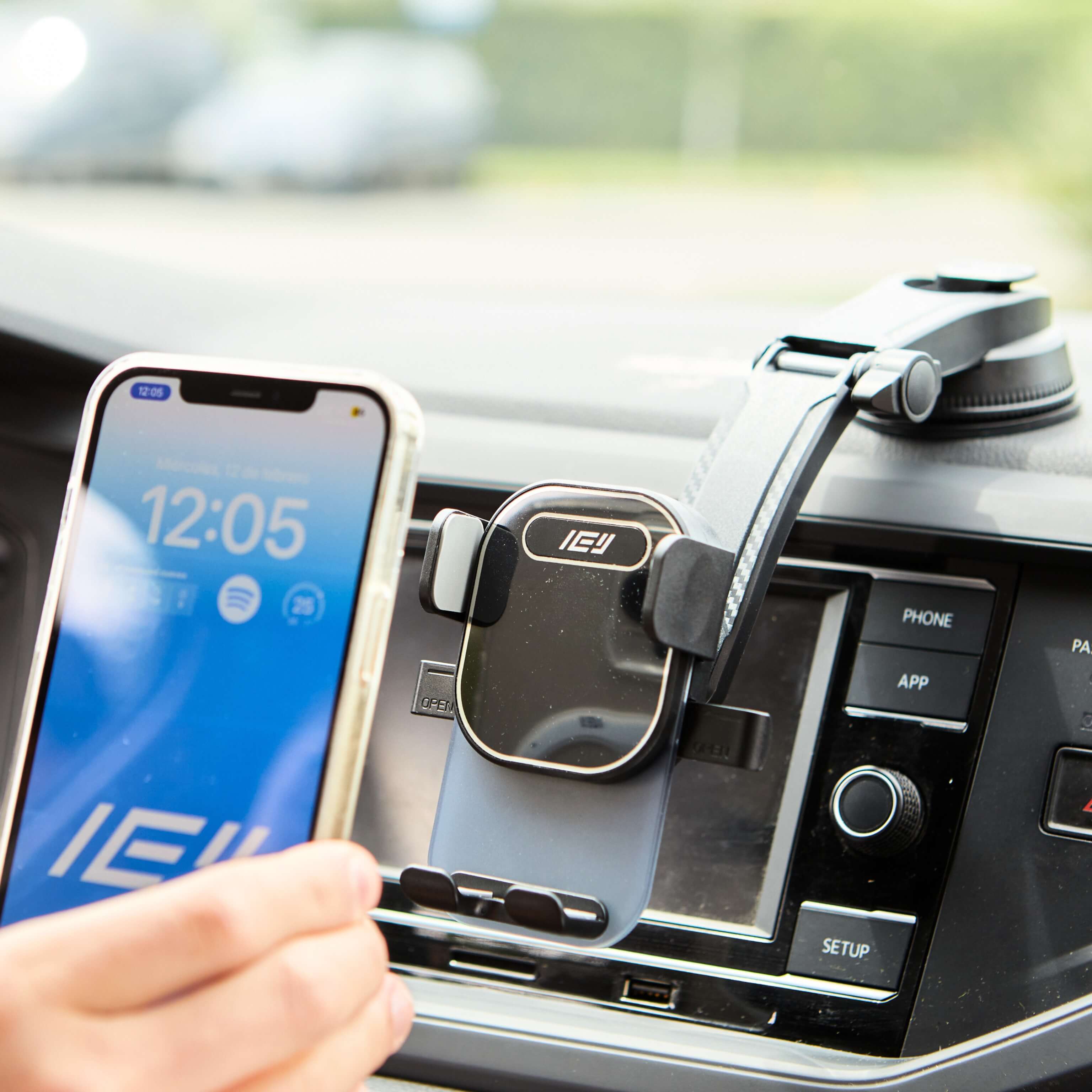 Soporte de Auto con Brazo Extensible IEY fijado en torpedo, permite visualización cómoda del teléfono mientras manejás
