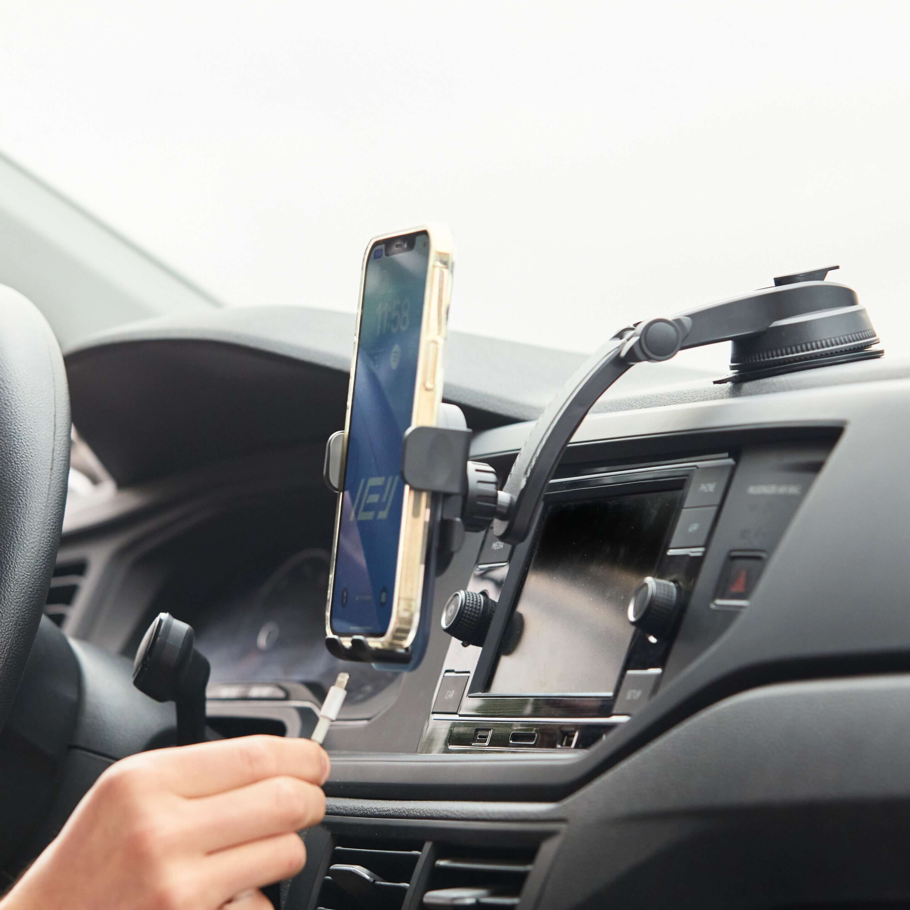 Soporte de Auto con Brazo Extensible IEY fijado en torpedo, permite visualización cómoda del teléfono mientras manejás