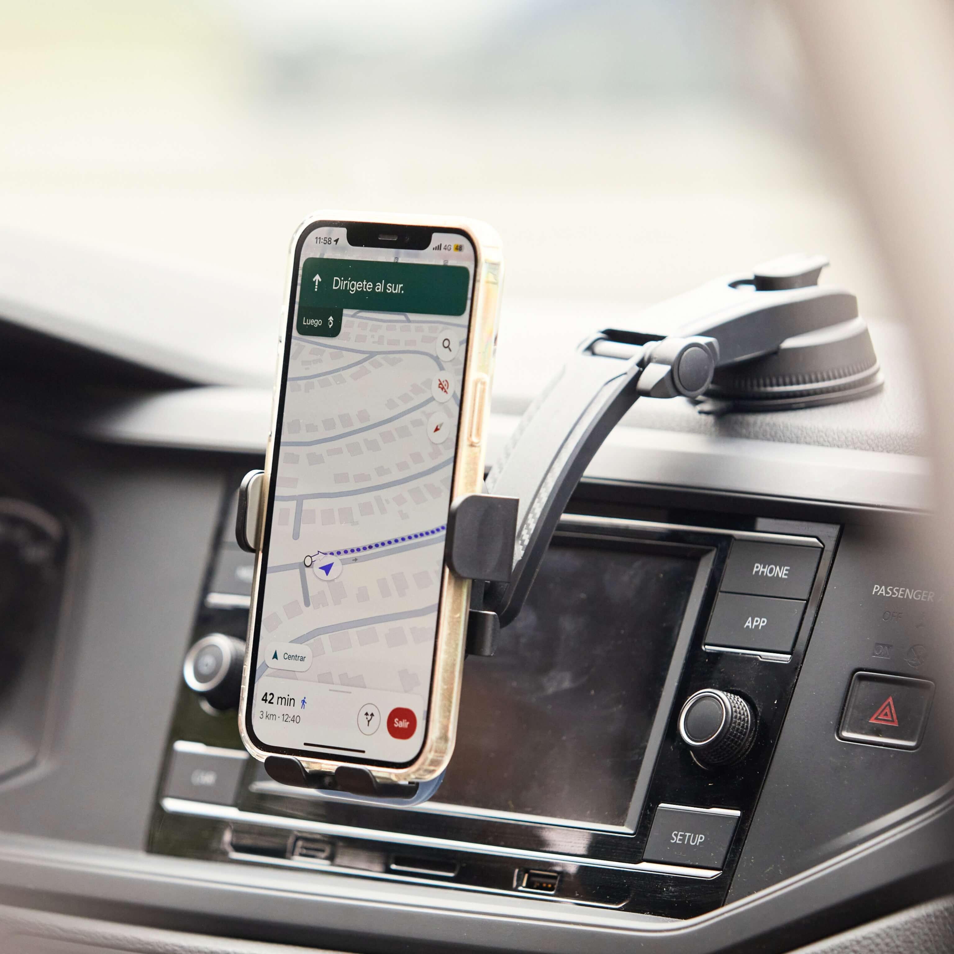 Soporte de Auto con Brazo Extensible IEY fijado en torpedo, permite visualización cómoda del teléfono mientras manejás