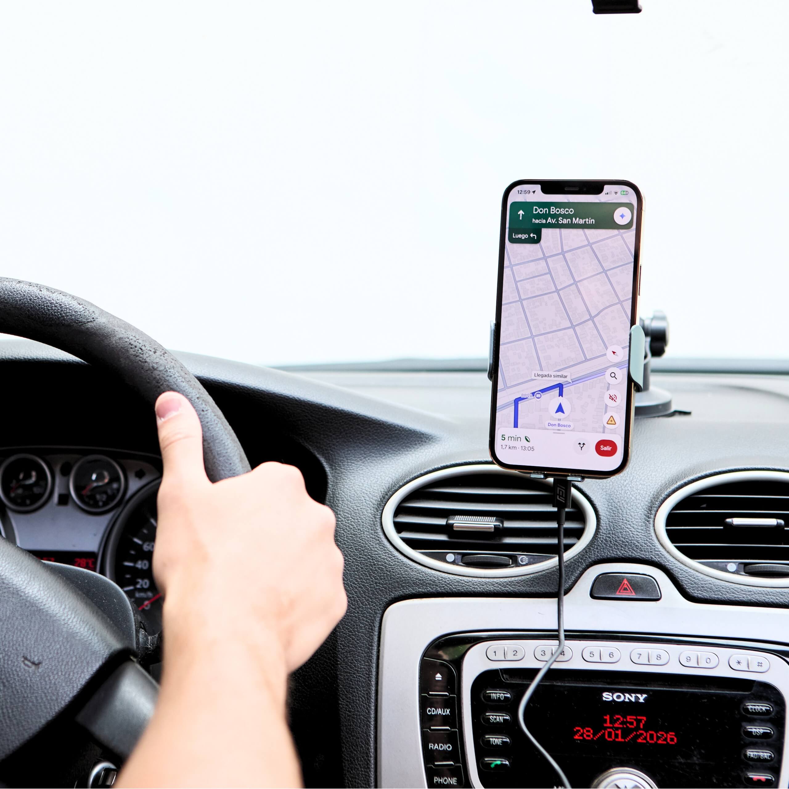 Soporte magnético MagSafe para auto con brazo extensible y navegación manos libres.