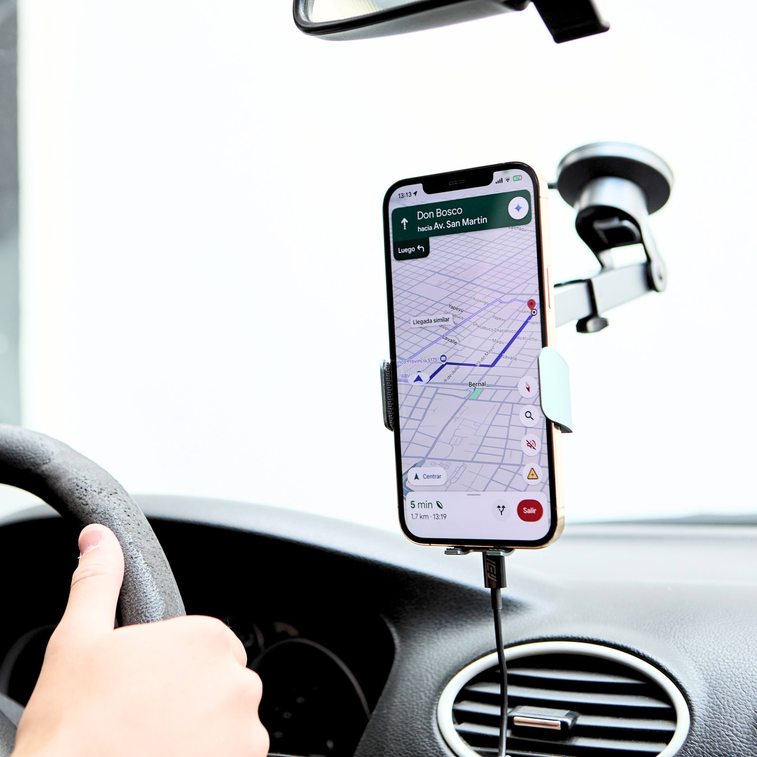 MagCharger Car con brazo extensible sosteniendo un iPhone de forma segura durante la conducción.