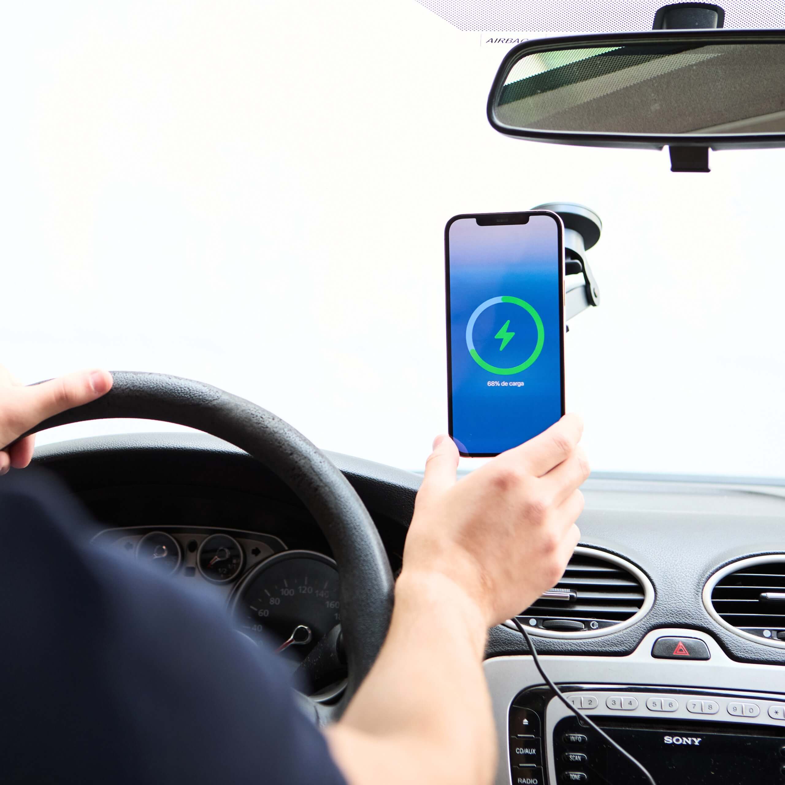 Uso del cargador magnético IEY con iPhone en el auto