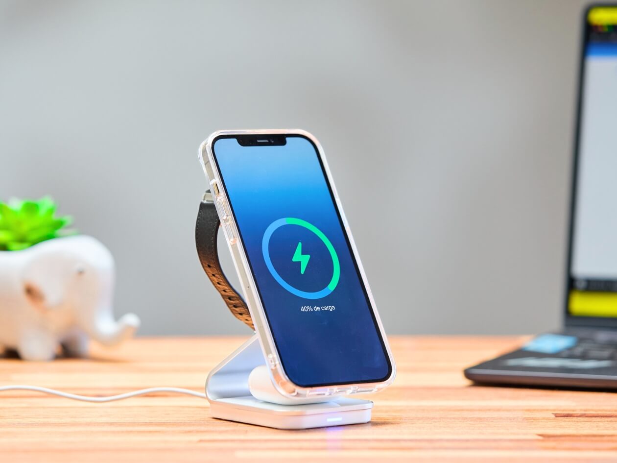 Cargador 3 en 1 con MagSafe y tecnología Qi2