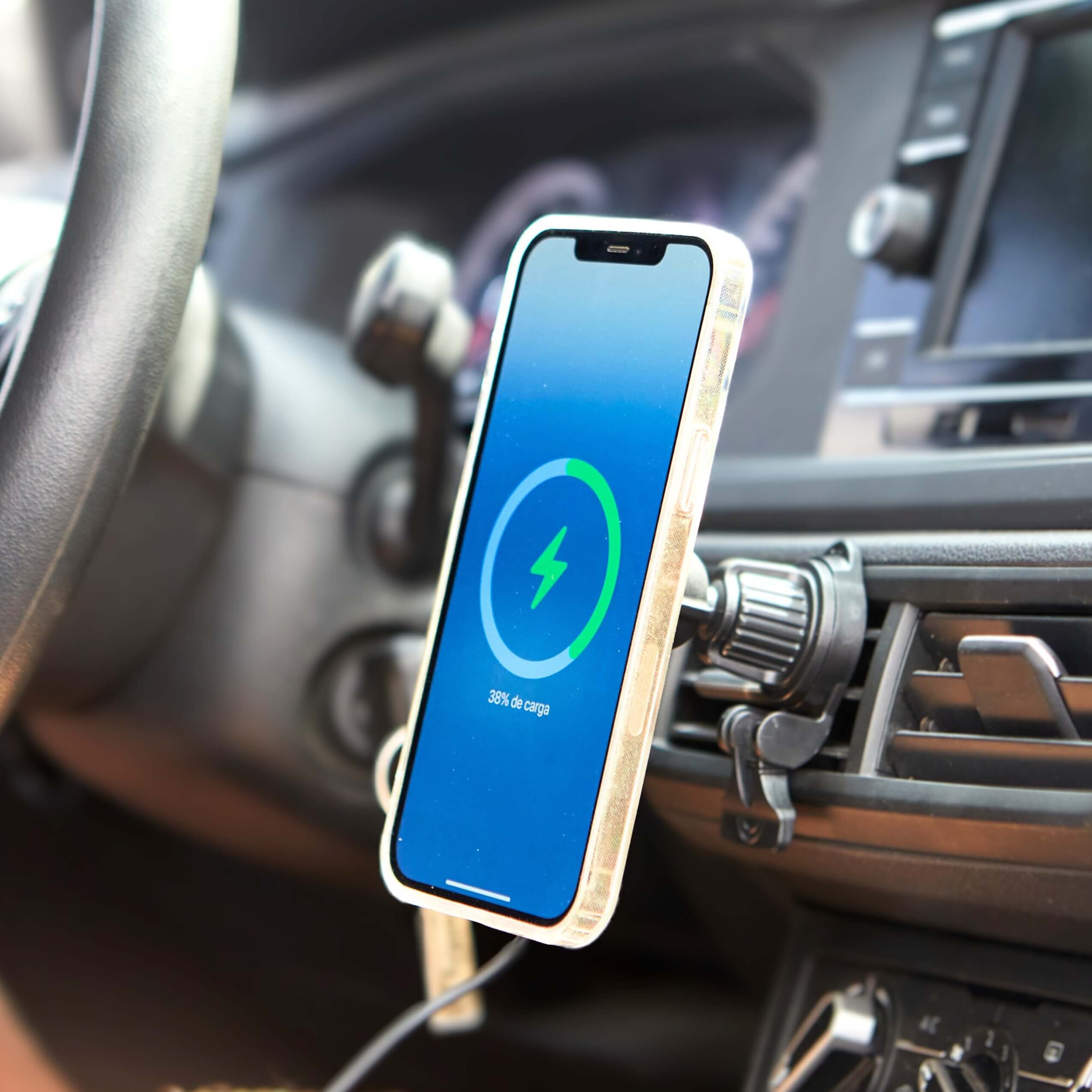 Smartphone cargando al 28% sobre cargador inalámbrico IEY montado en rejilla de ventilación del auto con sistema MagSafe
