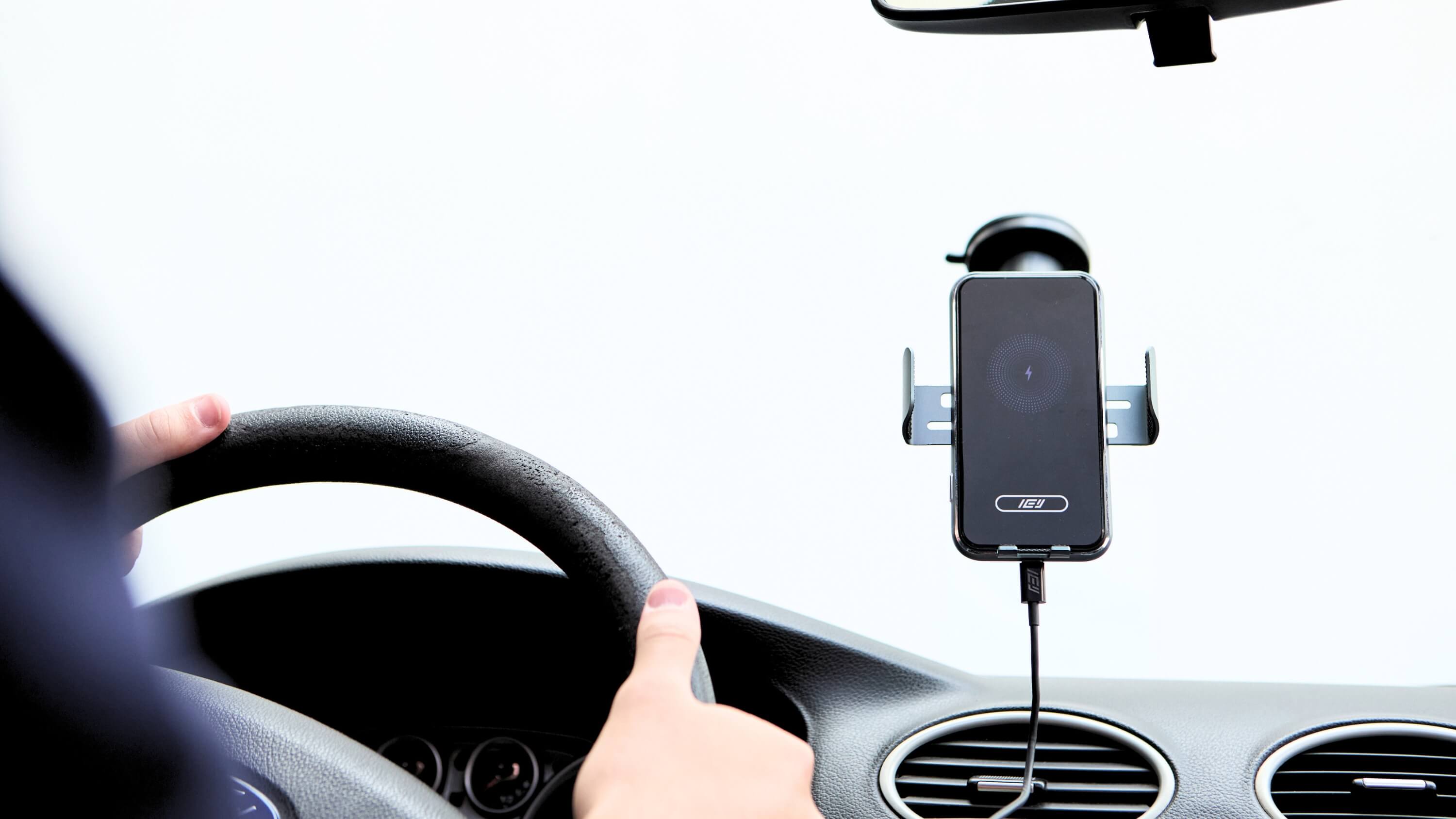 Cargador inalámbrico magnético para auto con brazo extensible y carga rápida de 15W.