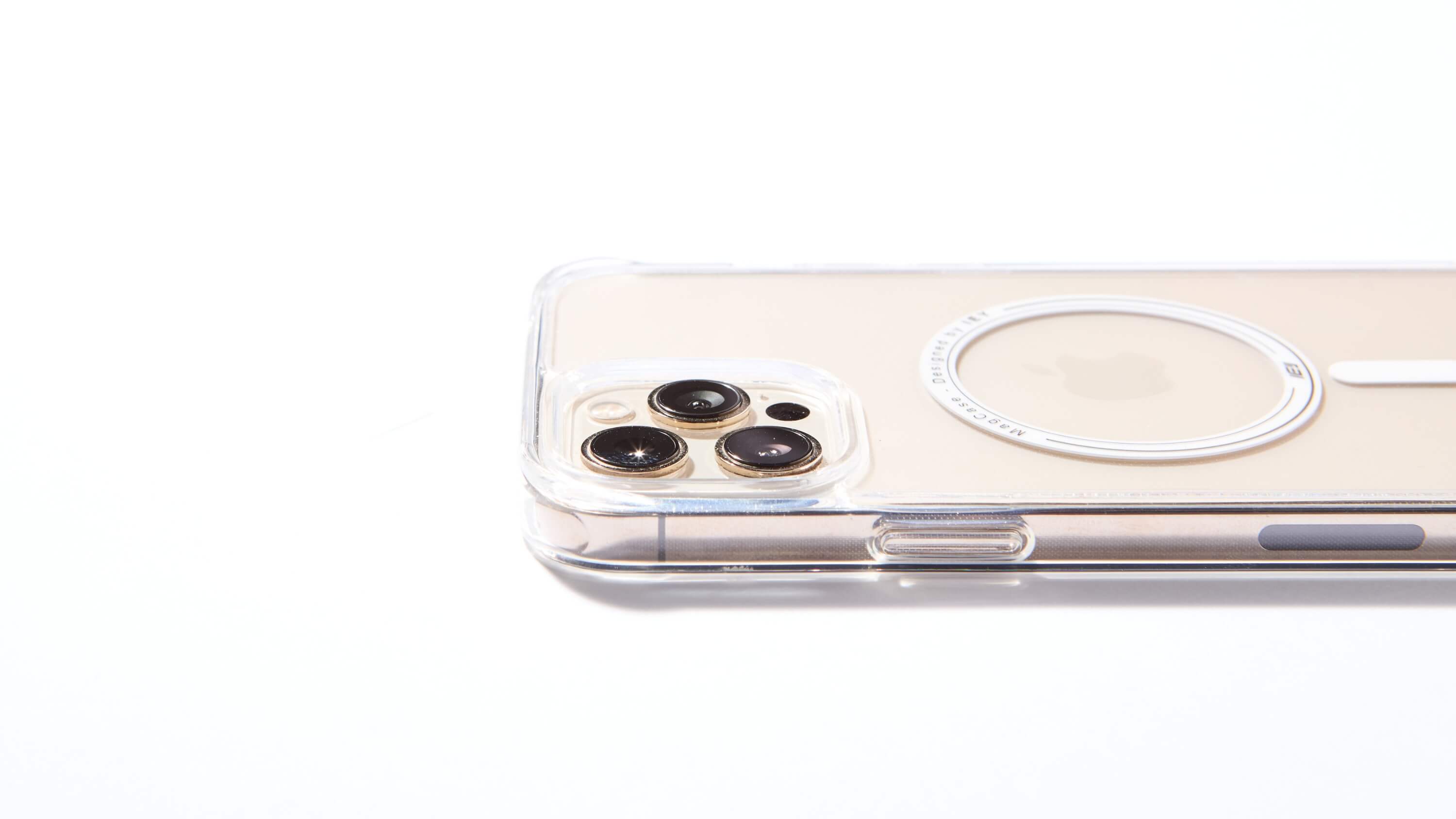 Funda transparente MagSafe para iPhone con diseño minimalista y aro imantado visible