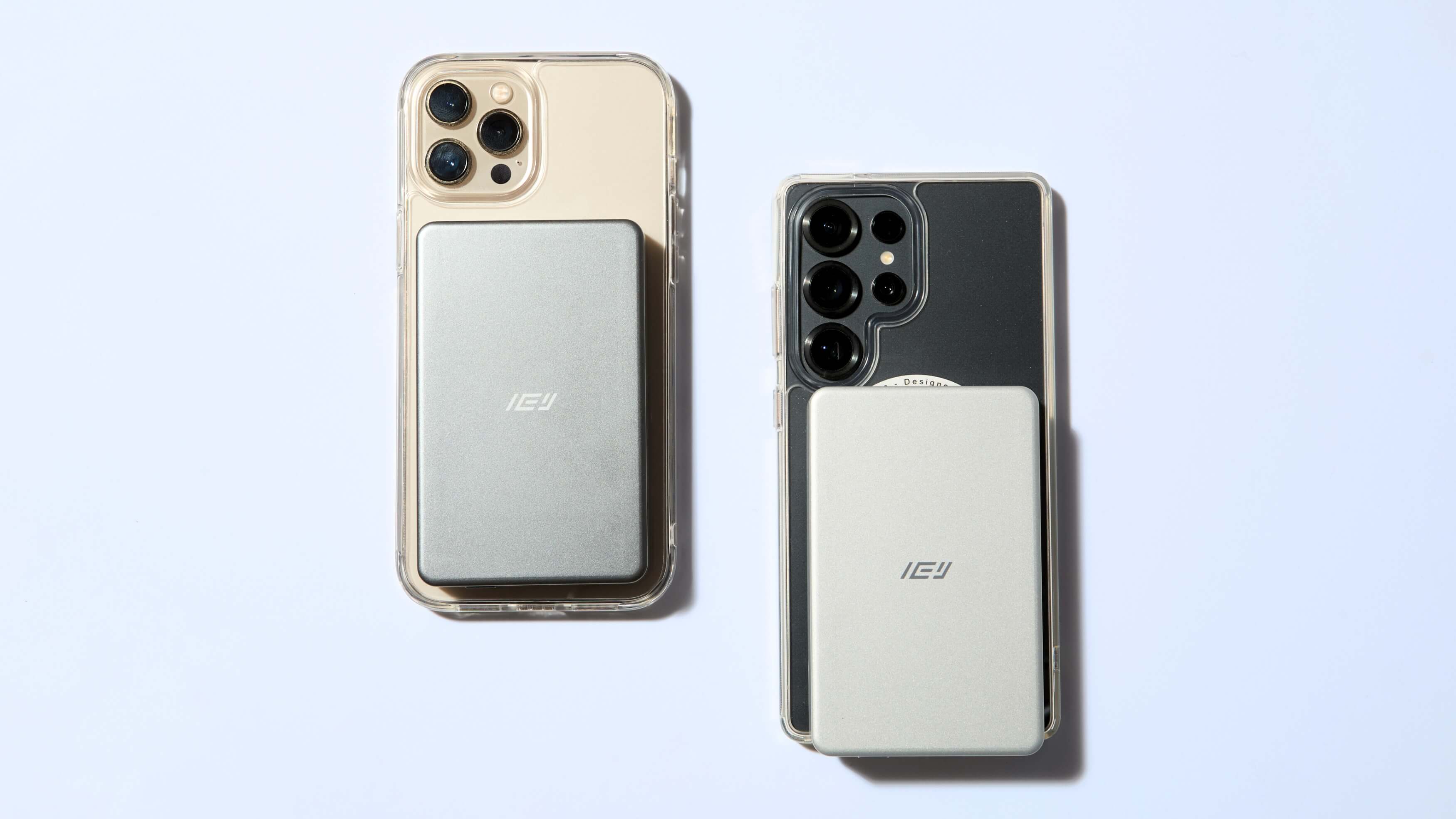 Batería inalámbrica MagSafe IEY color blanco adherida a iPhone, power bank compacto y elegante