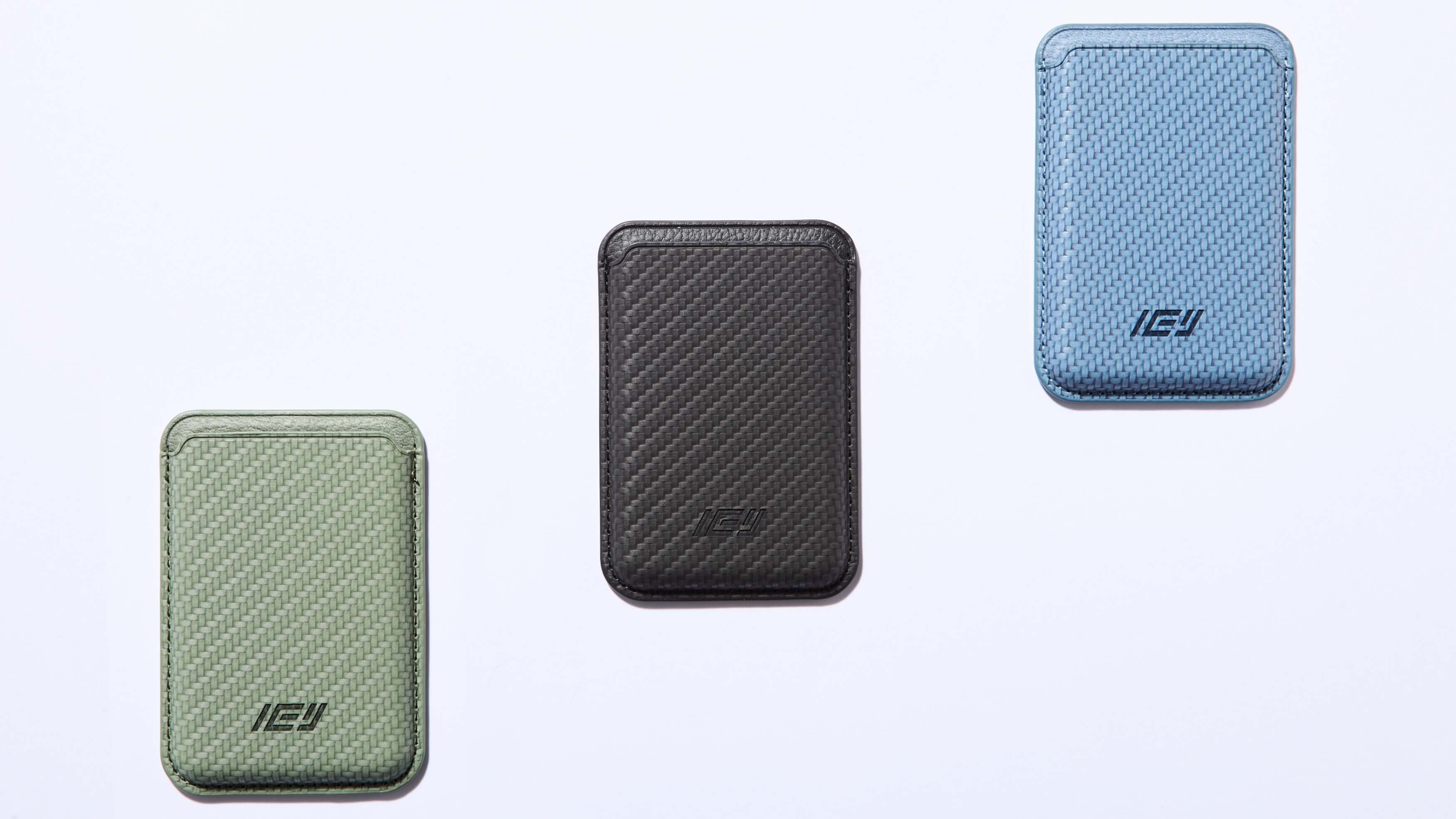 Tres Billeteras MagWallet para iPhone, dispuestas en fondo blanco con sombras marcadas.
