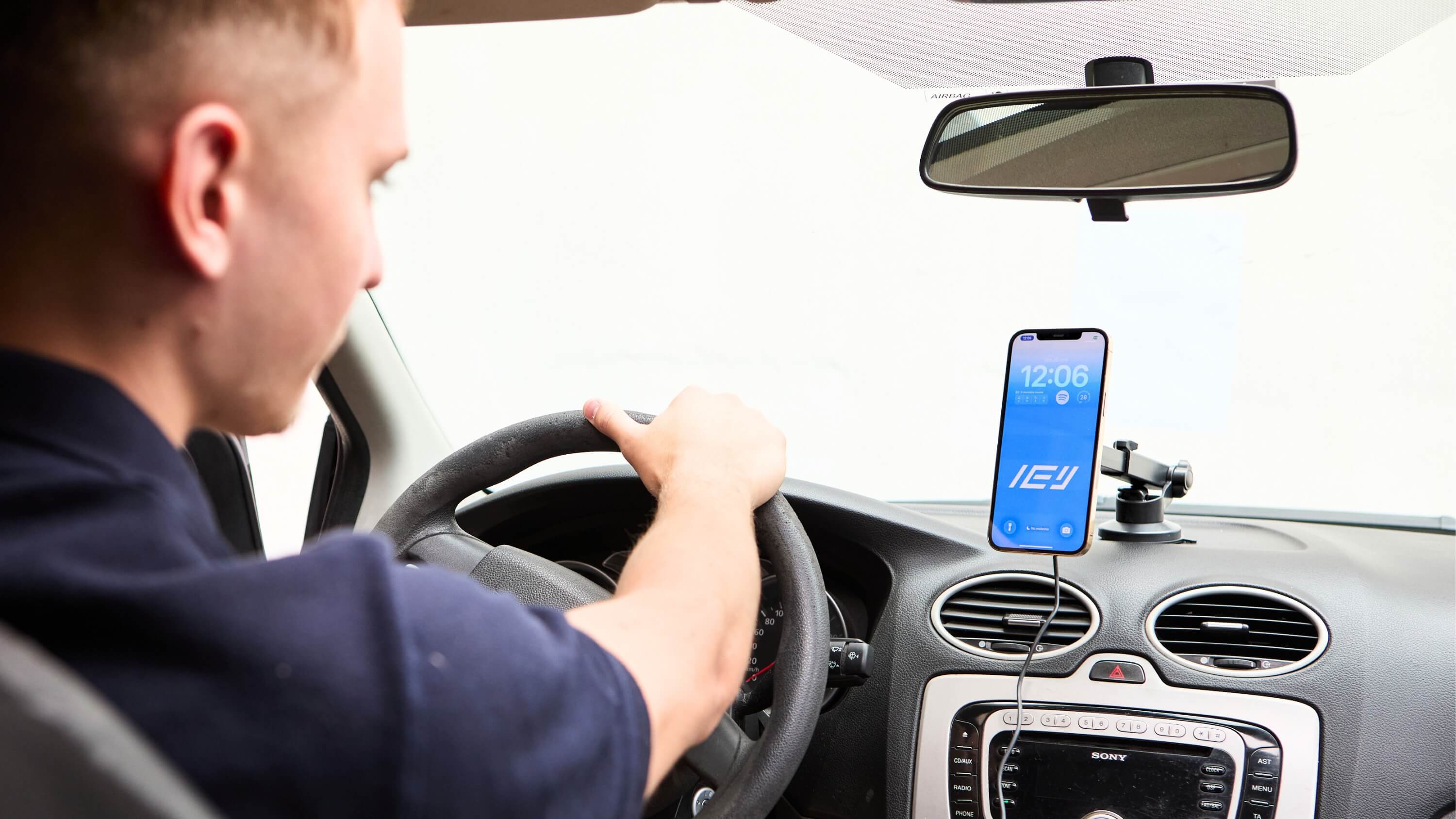 Cargador inalámbrico de auto IEY con MagSafe en uso mientras se conduce