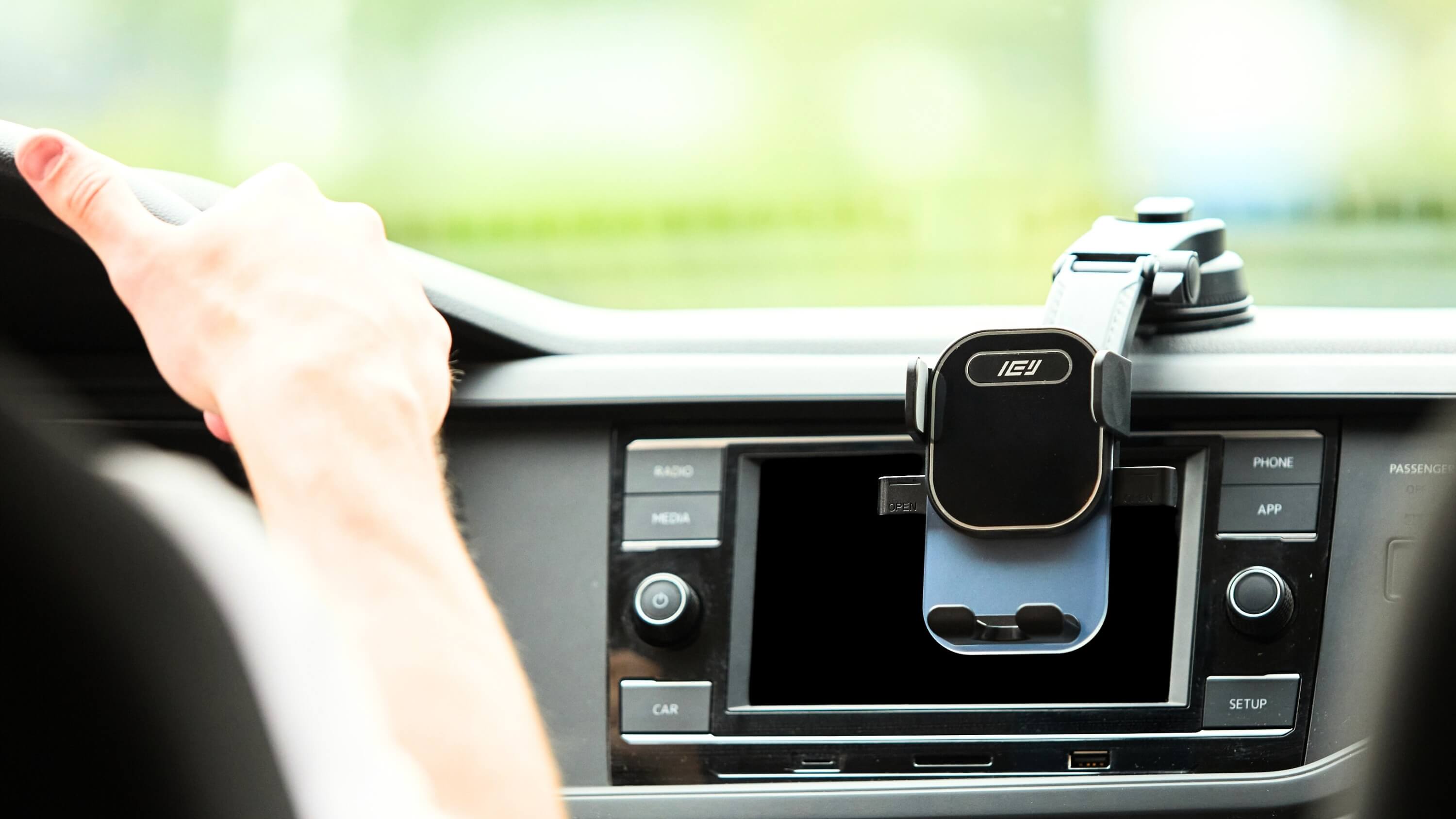 Soporte Para Auto Con Sopapa Minimalista y Funcional, con rotación de 360 grados. Se encuentra colocado en el tablero.